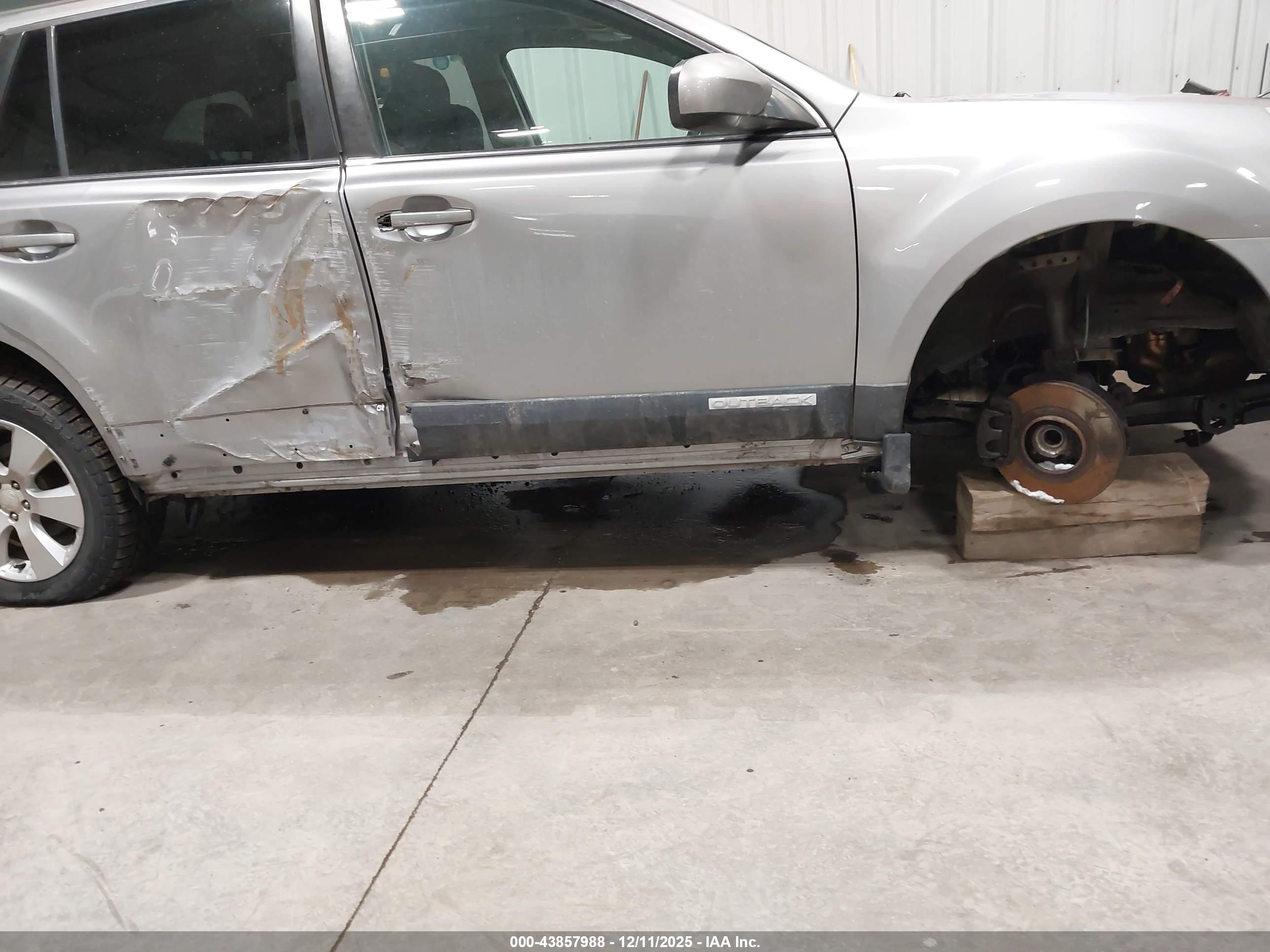 SUBARU OUTBACK image 6