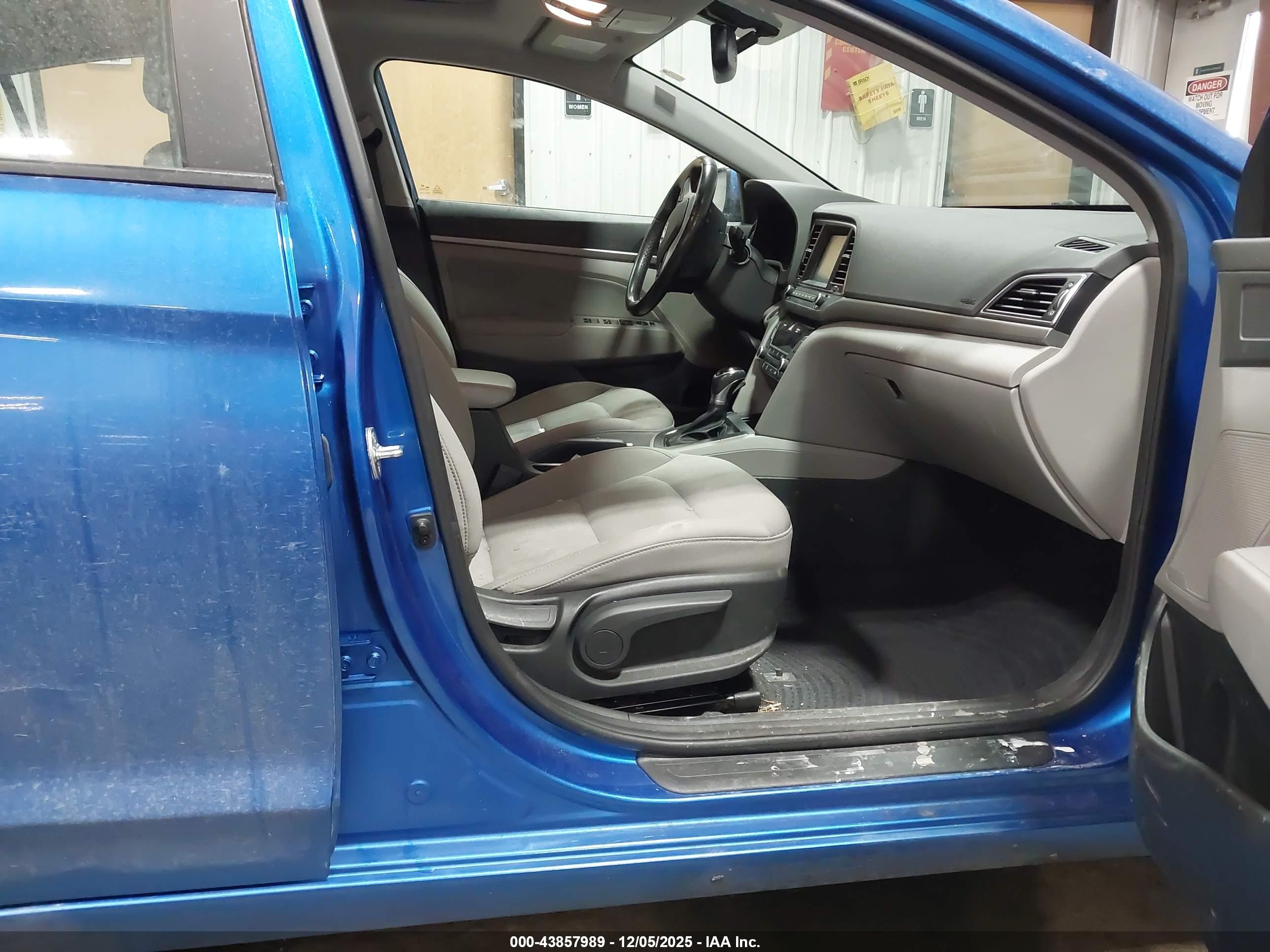 HYUNDAI ELANTRA image 5