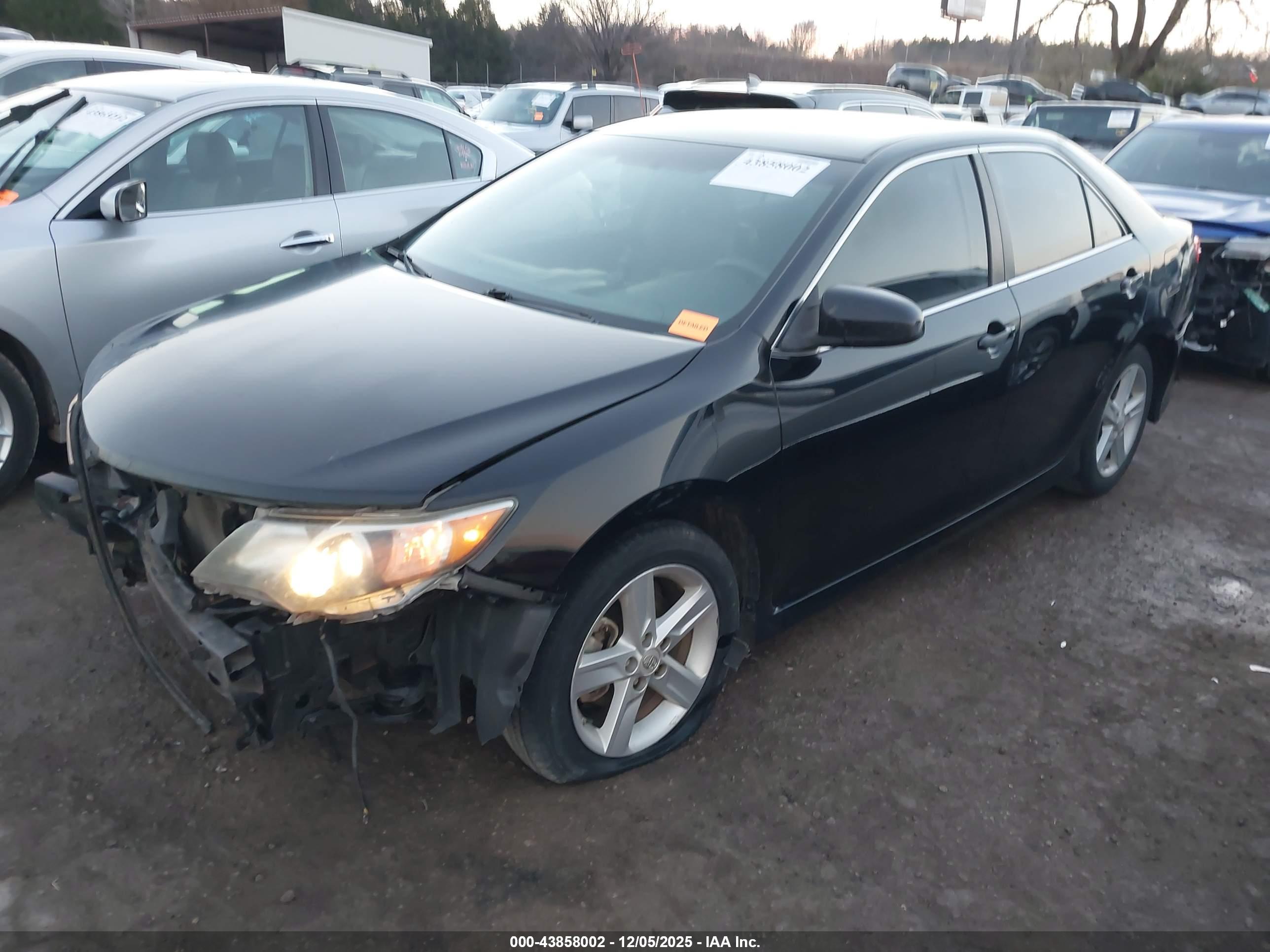 TOYOTA CAMRY image 2