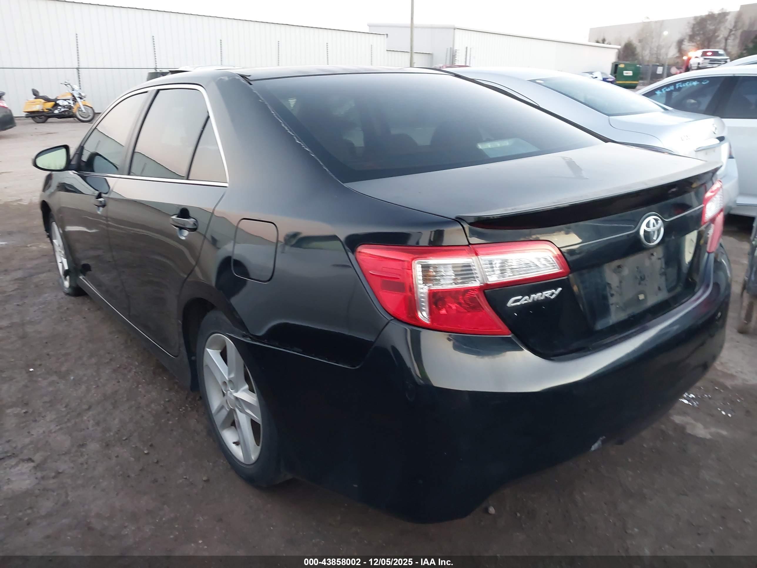 TOYOTA CAMRY image 3