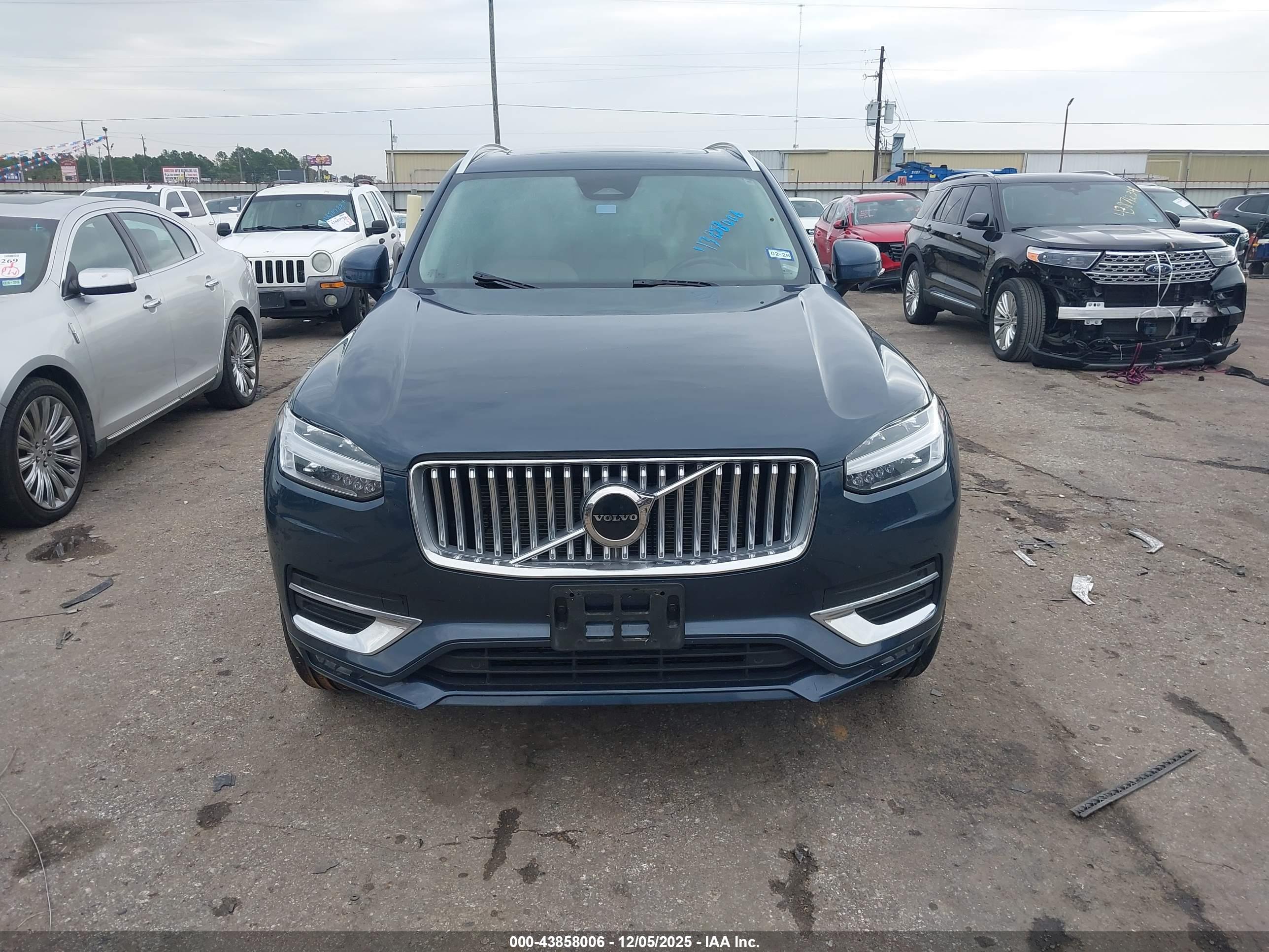 VOLVO XC90 image 6