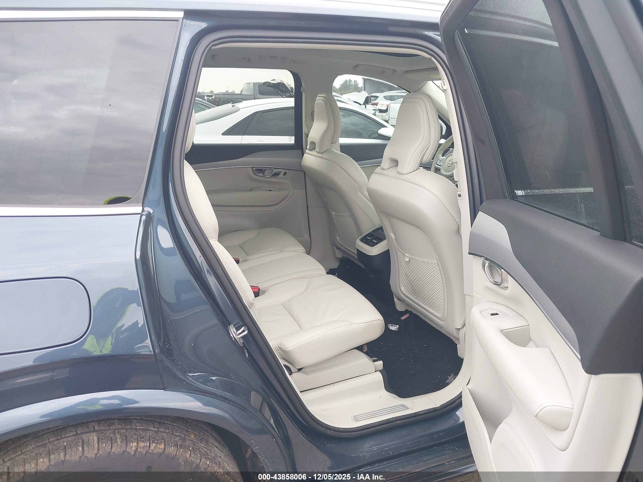 VOLVO XC90 image 8