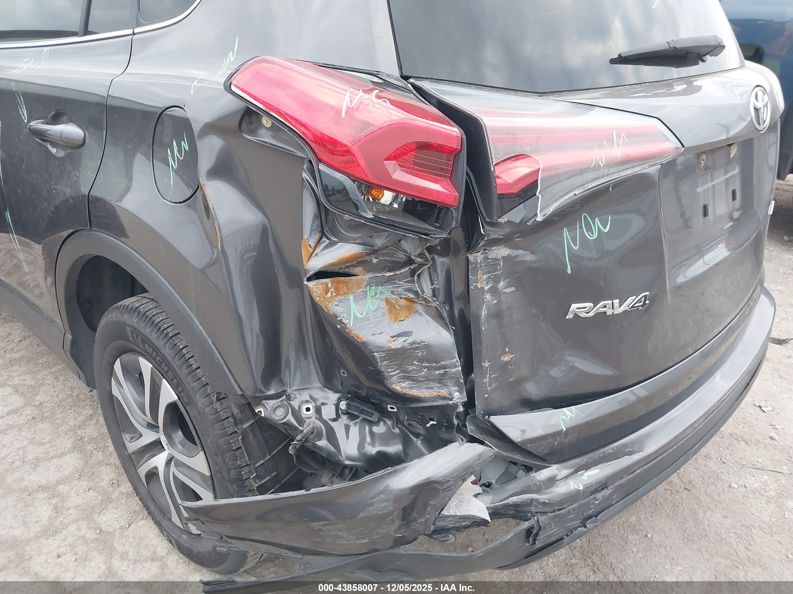 TOYOTA RAV4 image 6