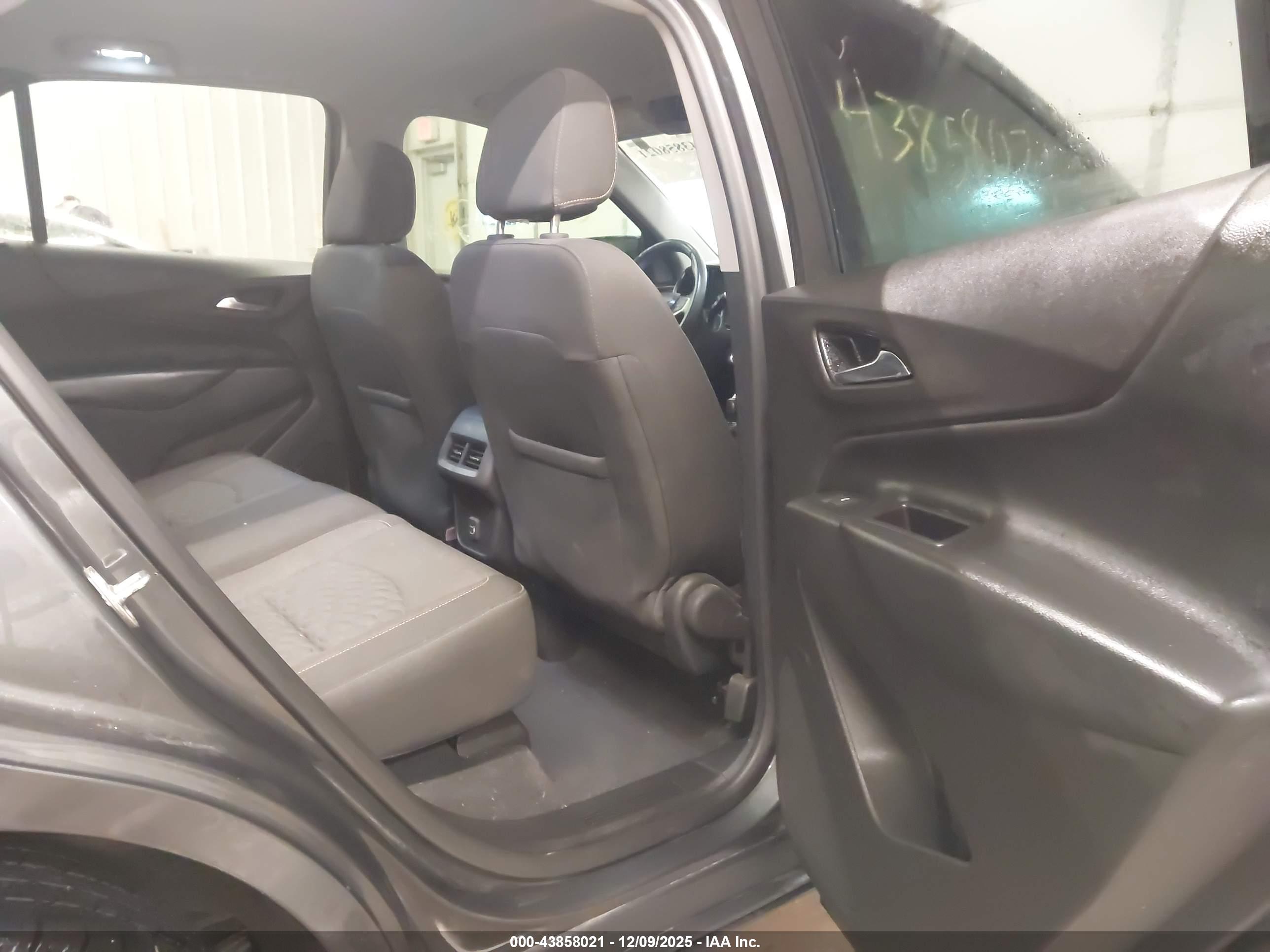 CHEVROLET EQUINOX image 8