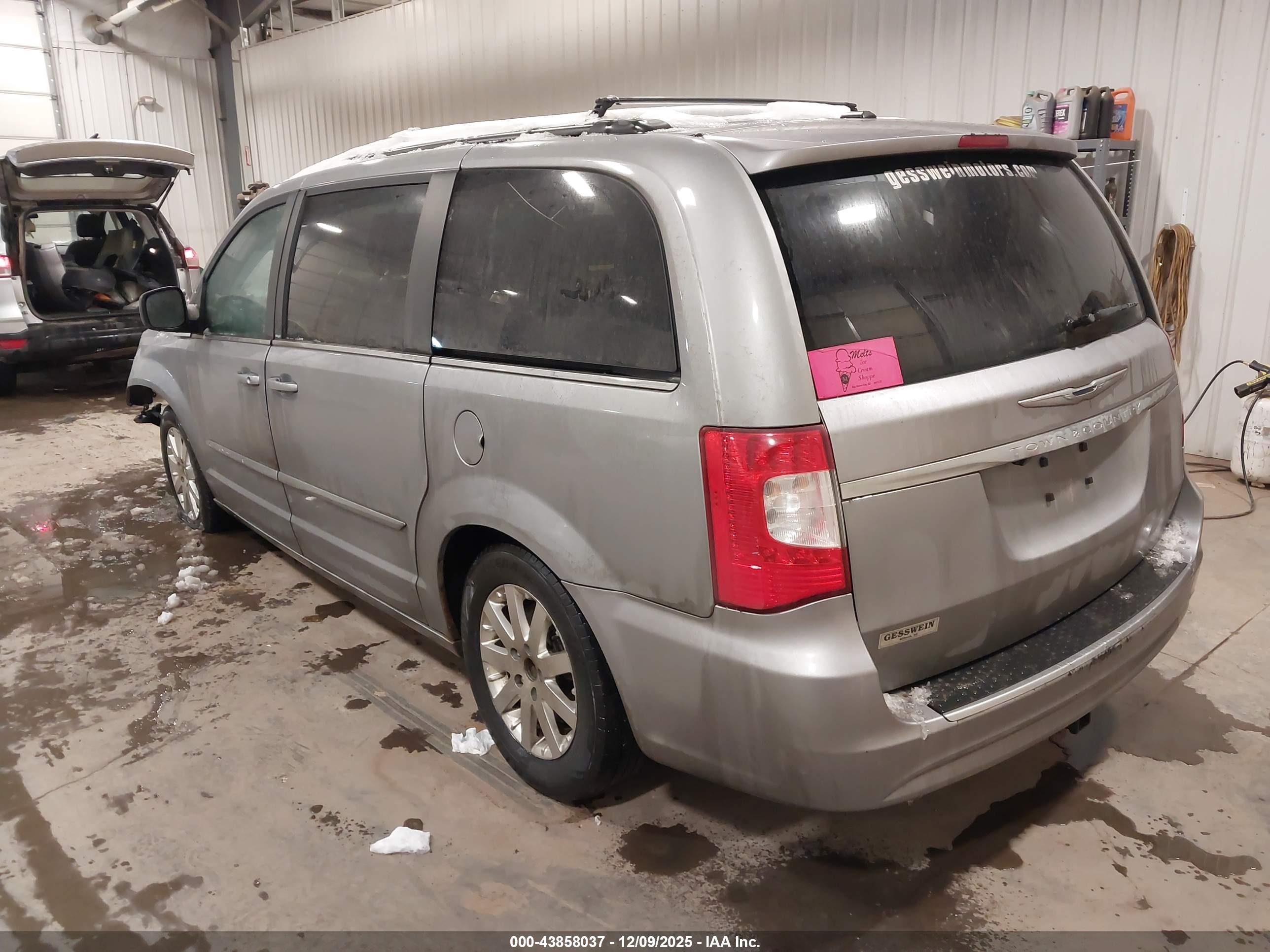 CHRYSLER TOWN image 3