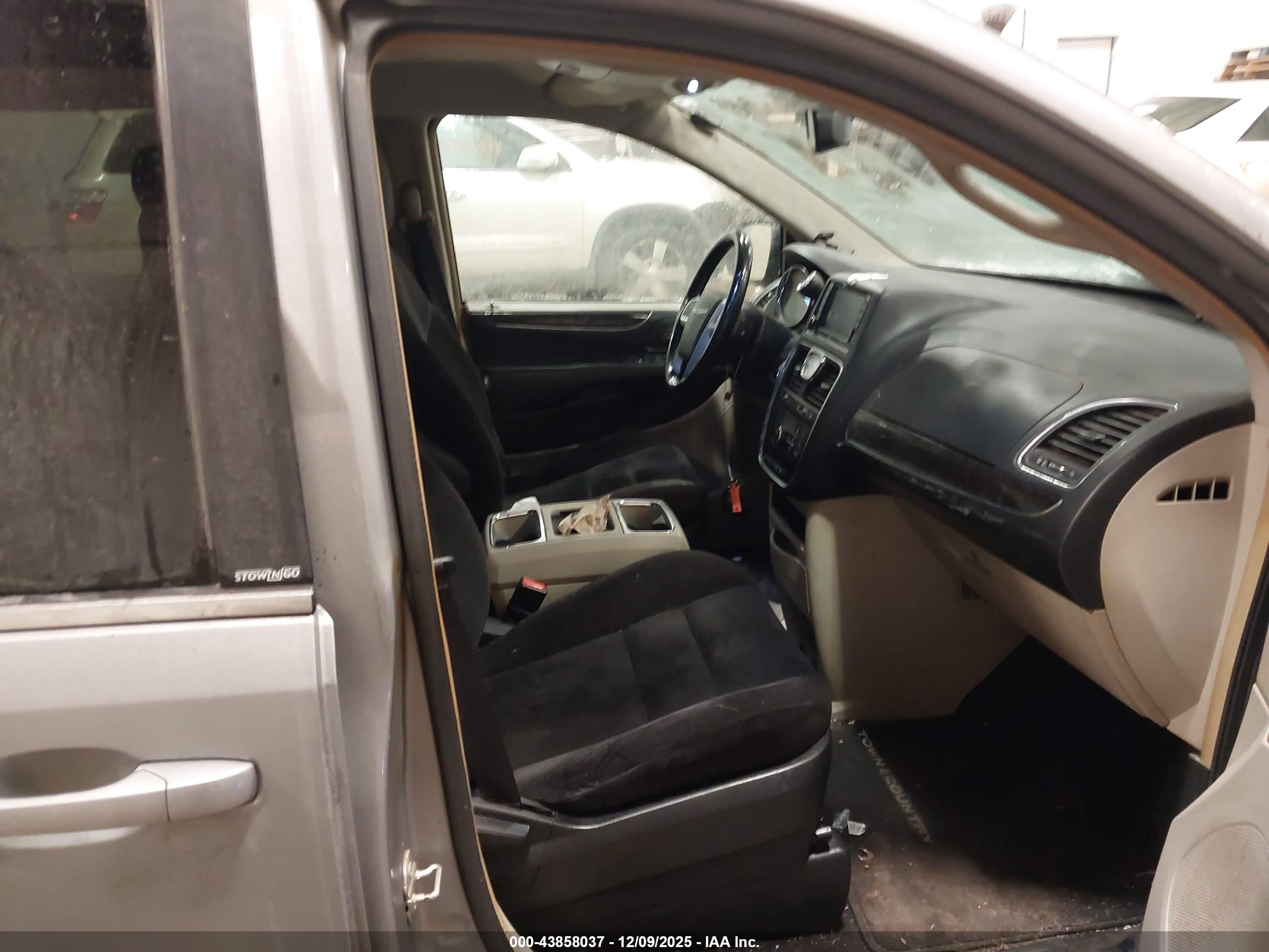 CHRYSLER TOWN image 5