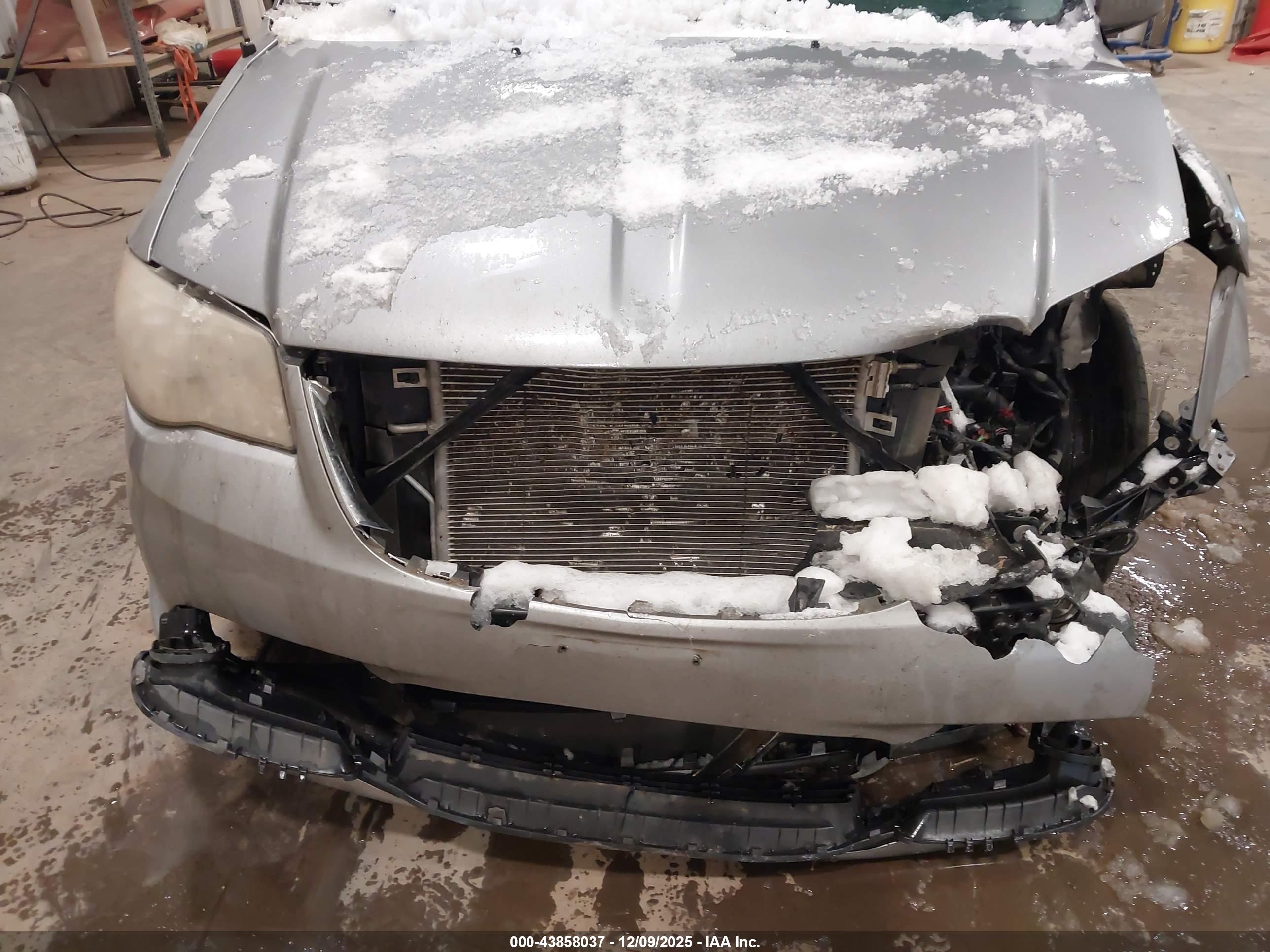 CHRYSLER TOWN image 6