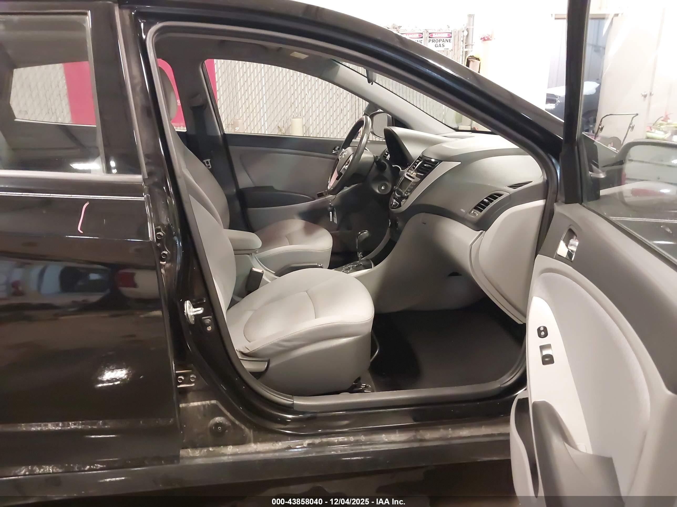 HYUNDAI ACCENT image 5