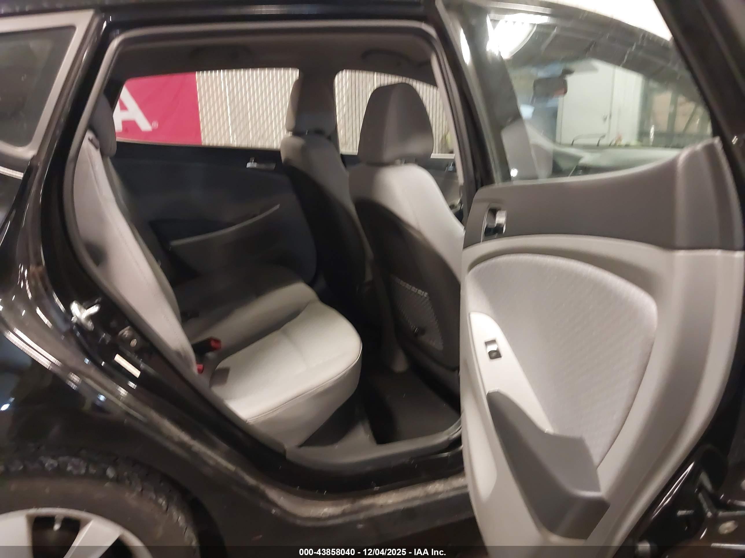 HYUNDAI ACCENT image 8