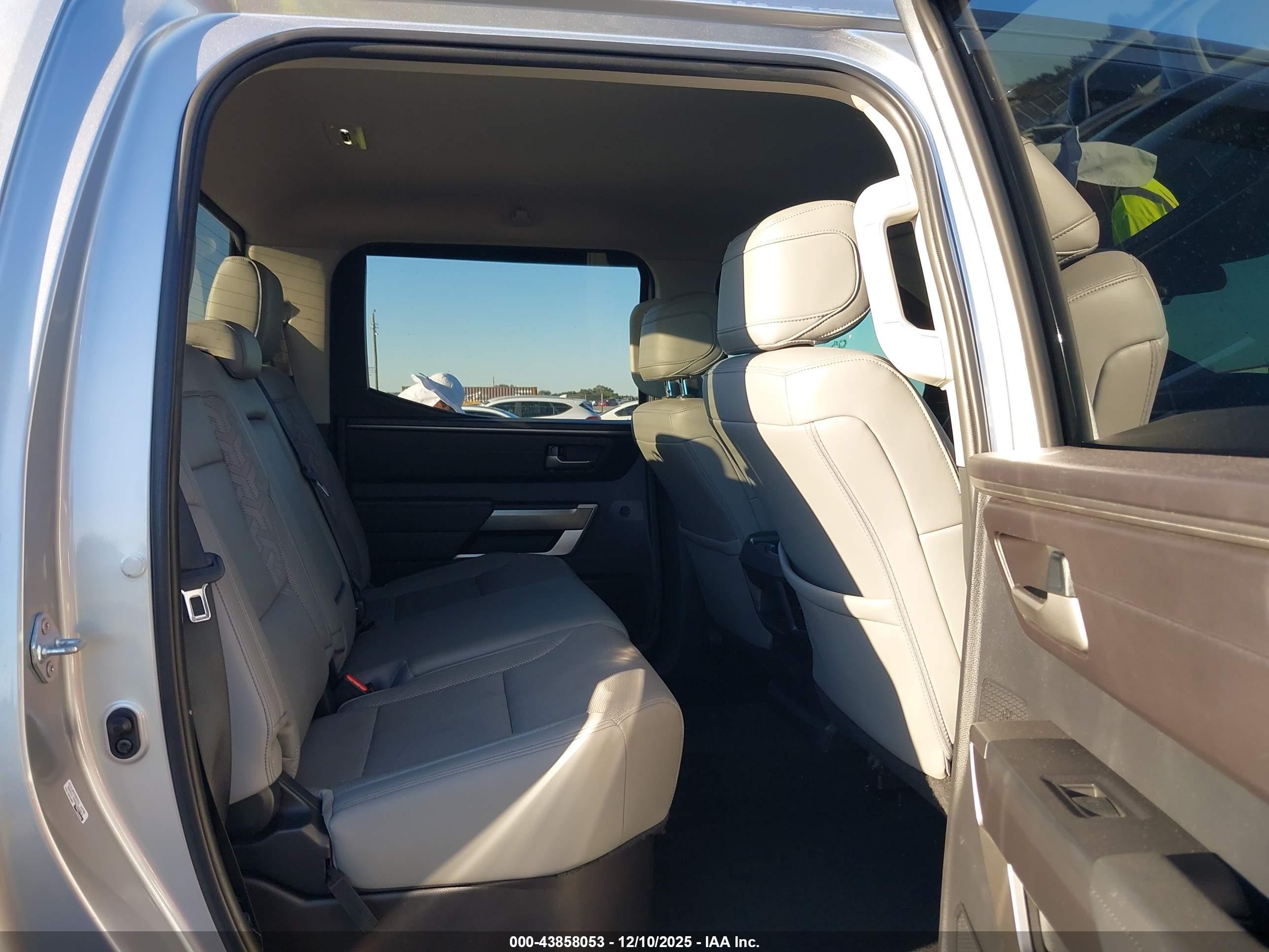 TOYOTA TUNDRA image 8