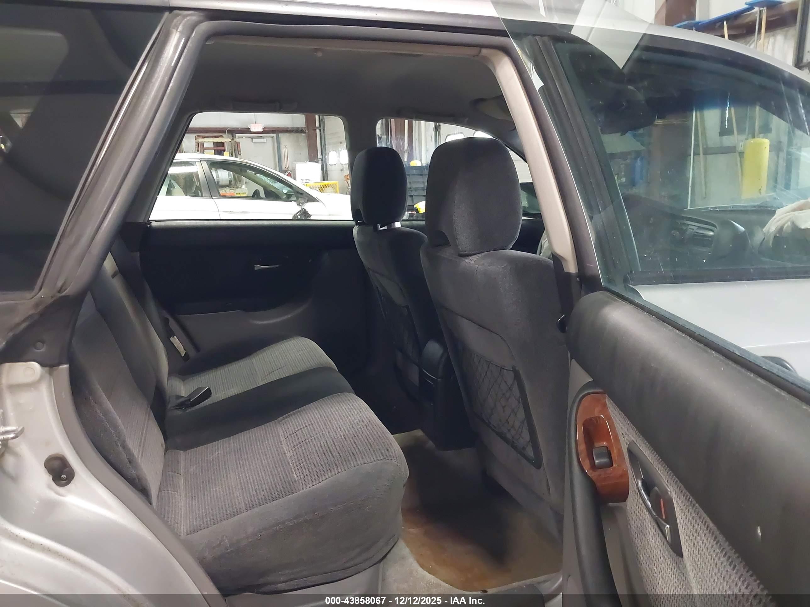SUBARU OUTBACK image 8