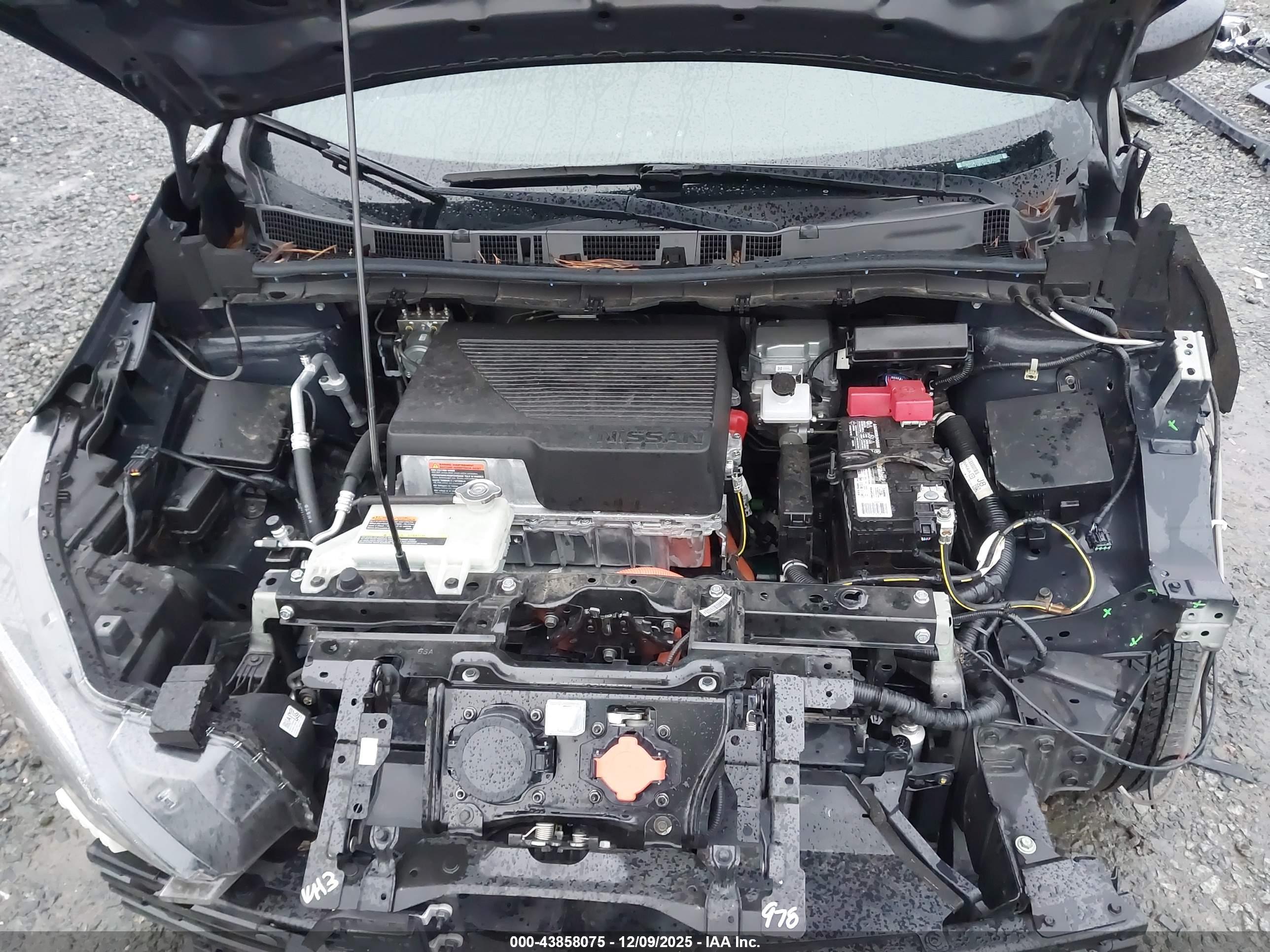 NISSAN LEAF image 10