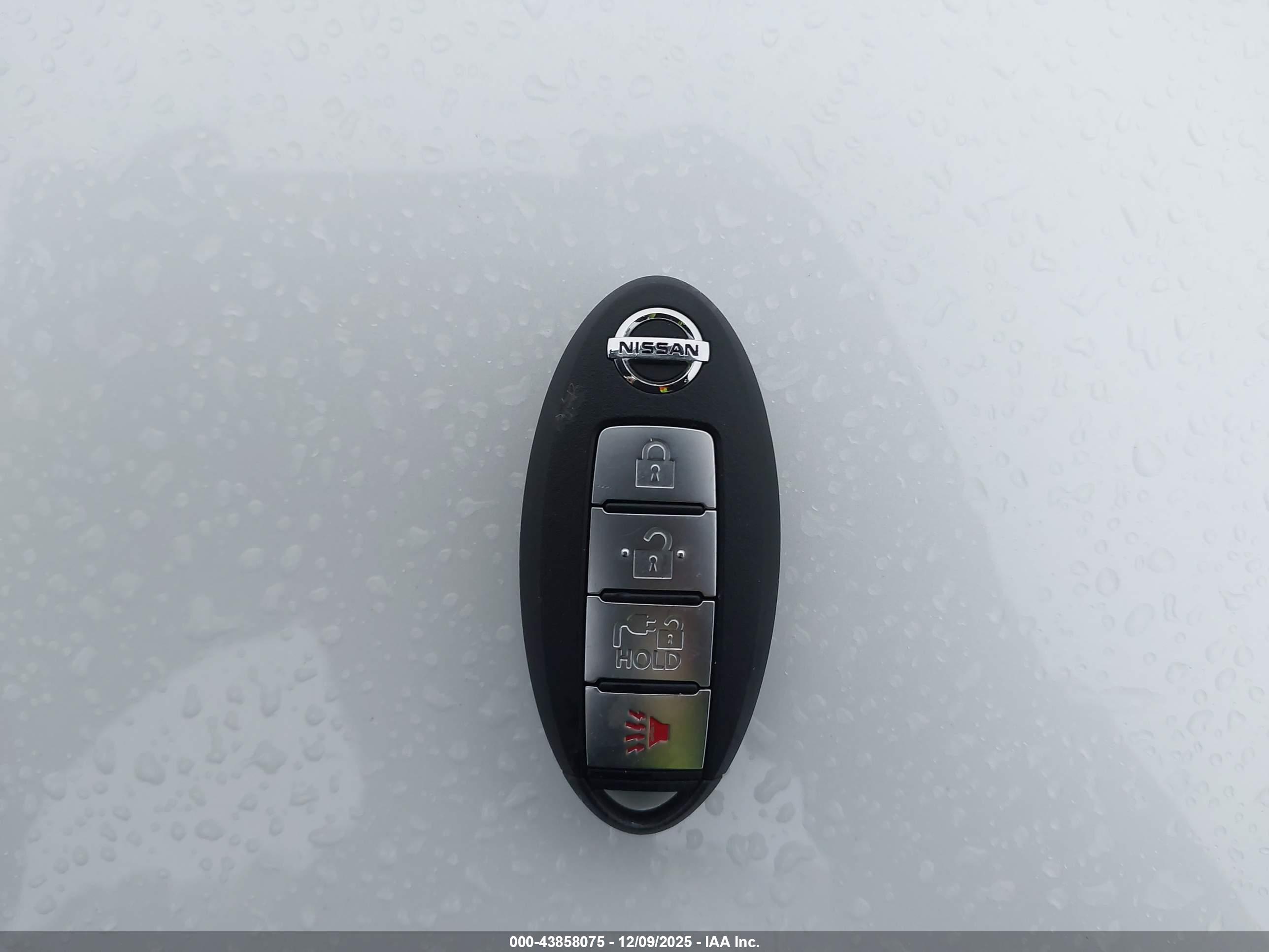 NISSAN LEAF image 11