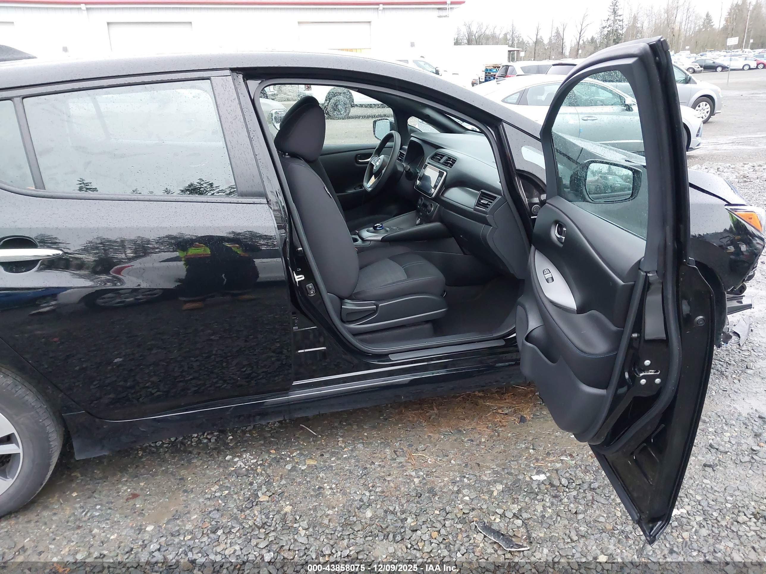 NISSAN LEAF image 5