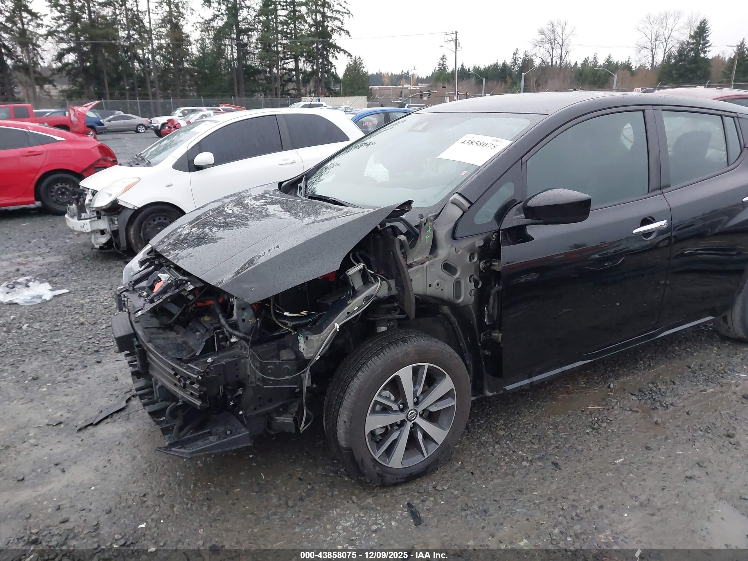 NISSAN LEAF image 6
