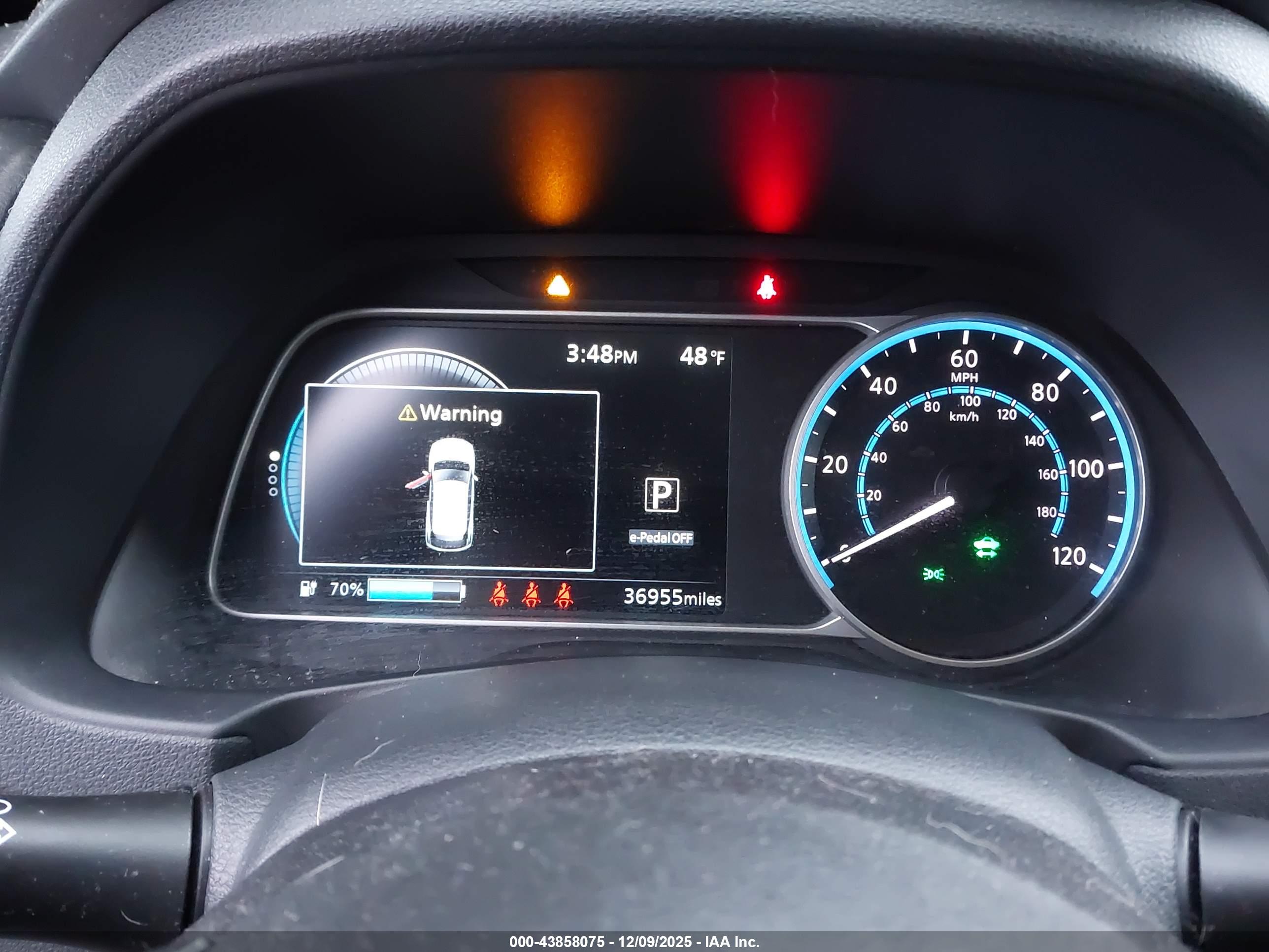NISSAN LEAF image 7