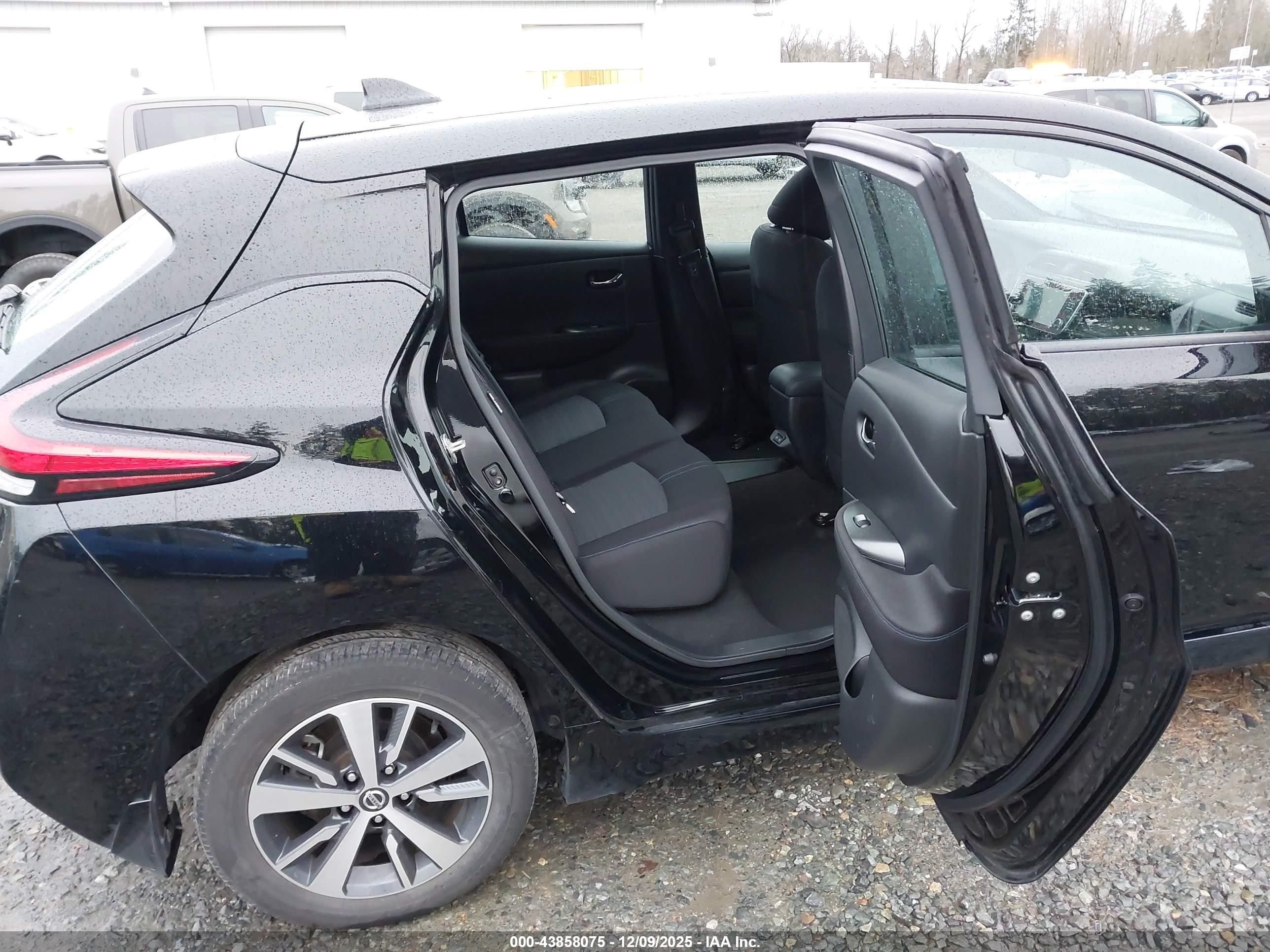 NISSAN LEAF image 8