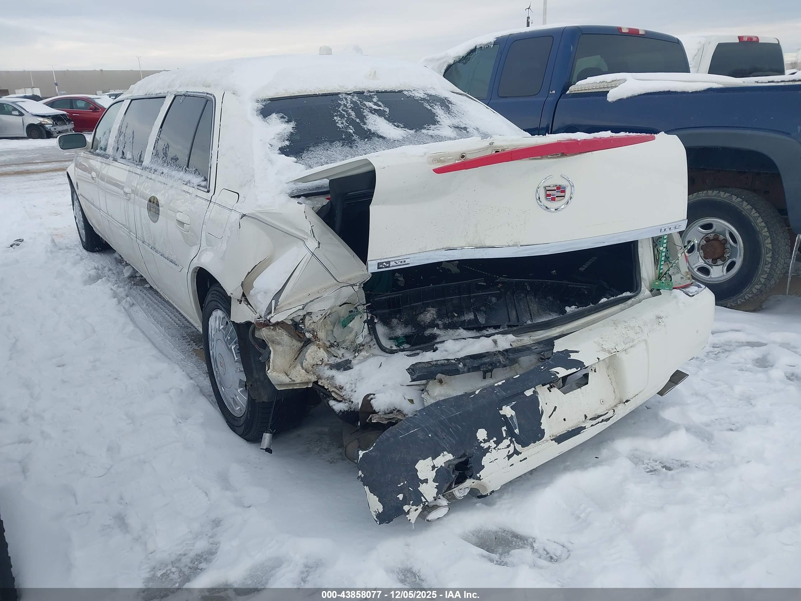 CADILLAC DTS image 3