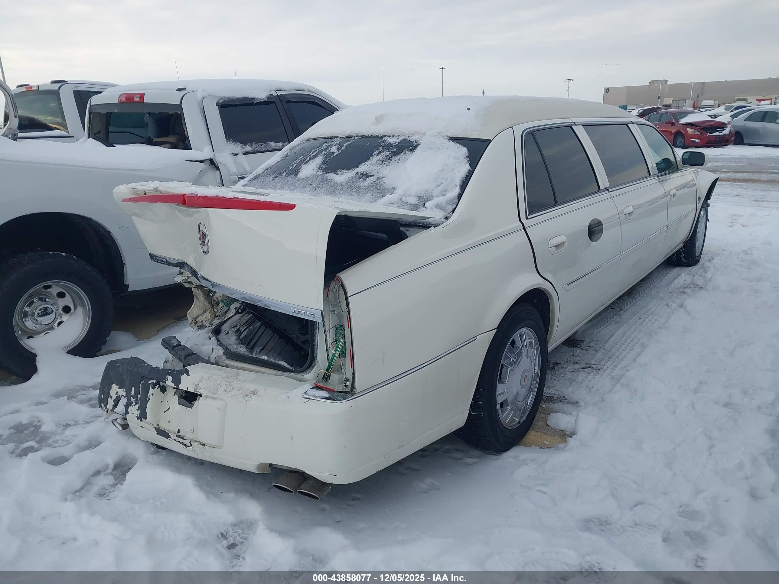CADILLAC DTS image 4
