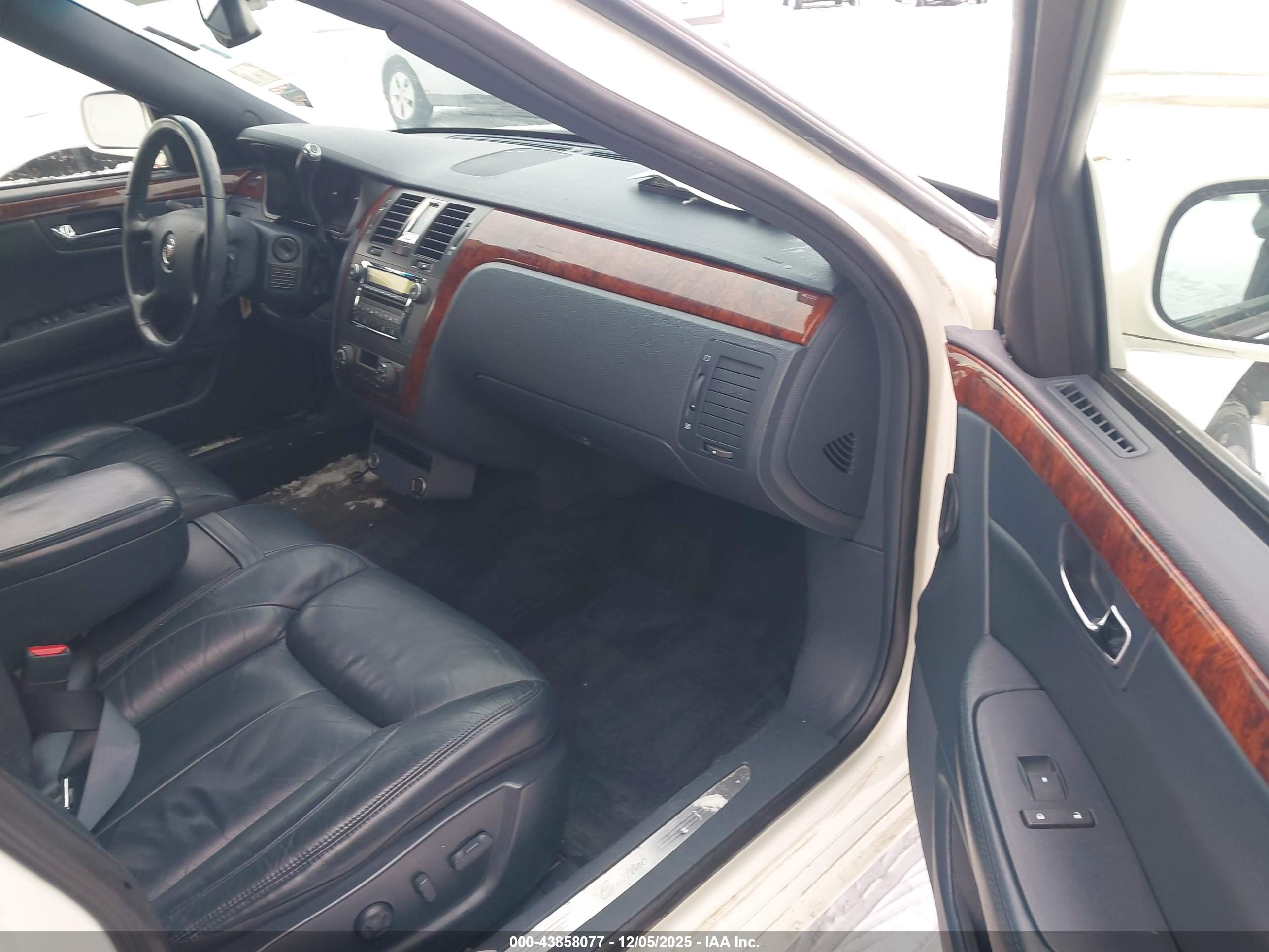 CADILLAC DTS image 5