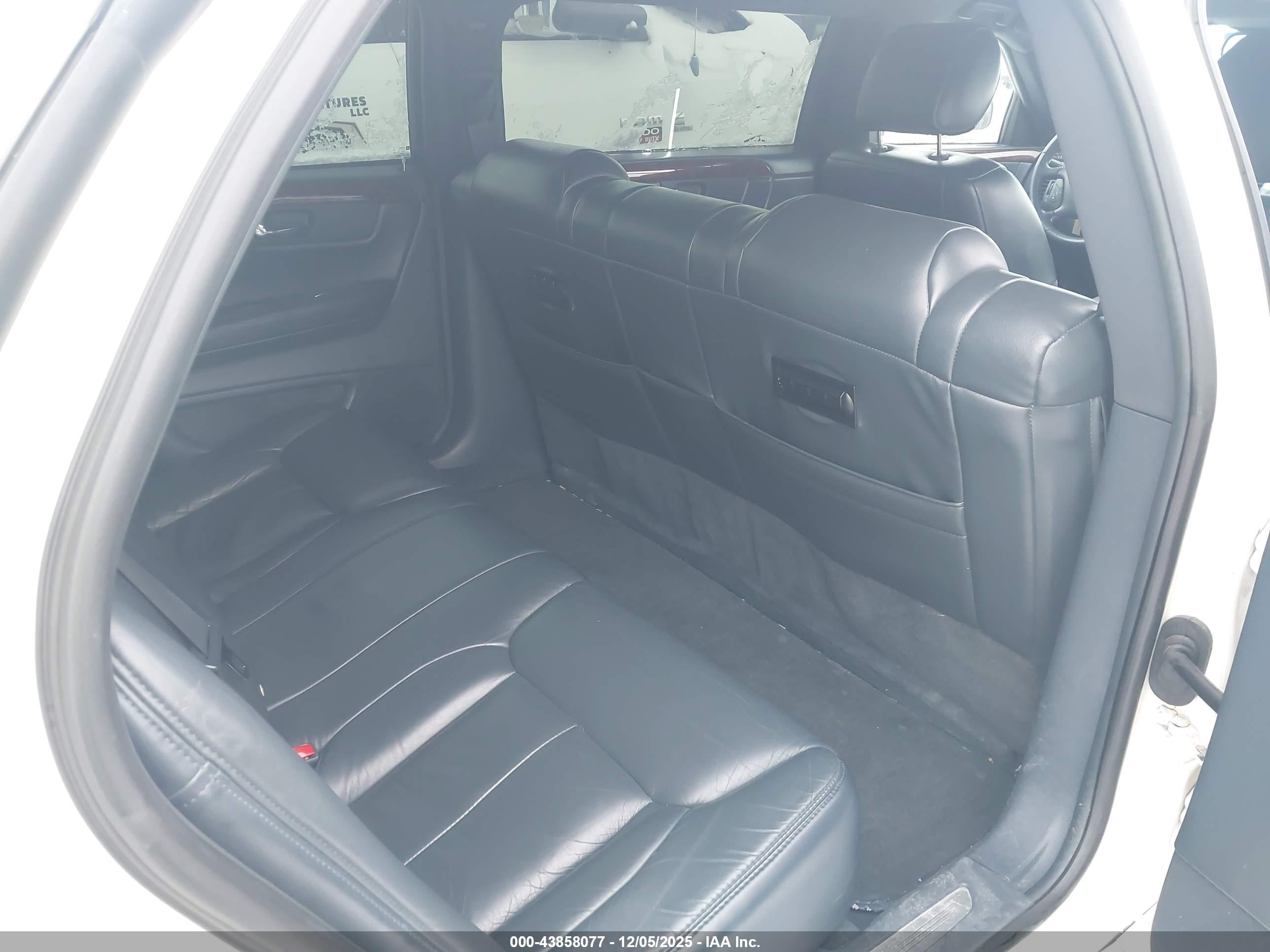 CADILLAC DTS image 8
