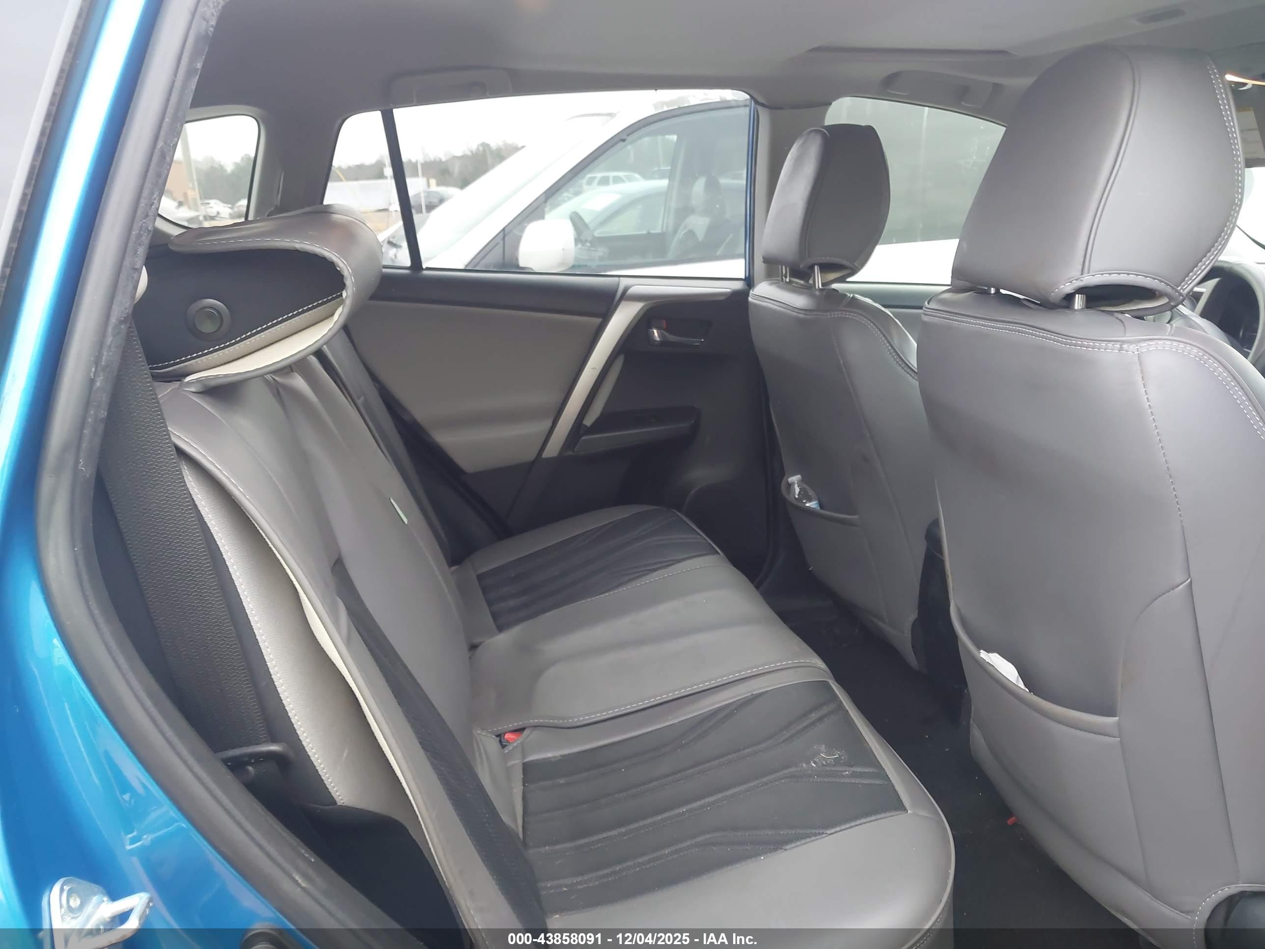 TOYOTA RAV4 image 8