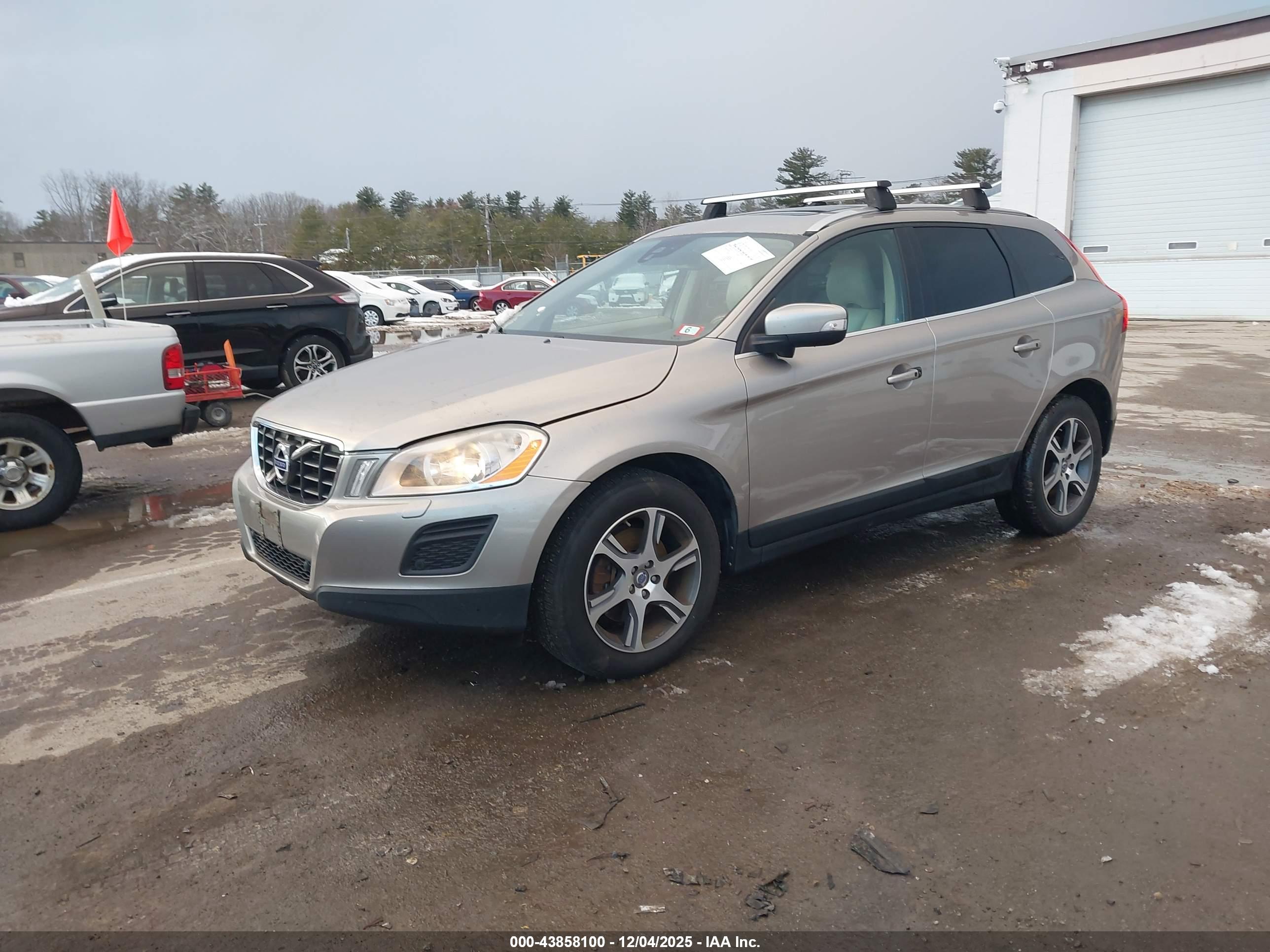 VOLVO XC60 image 2