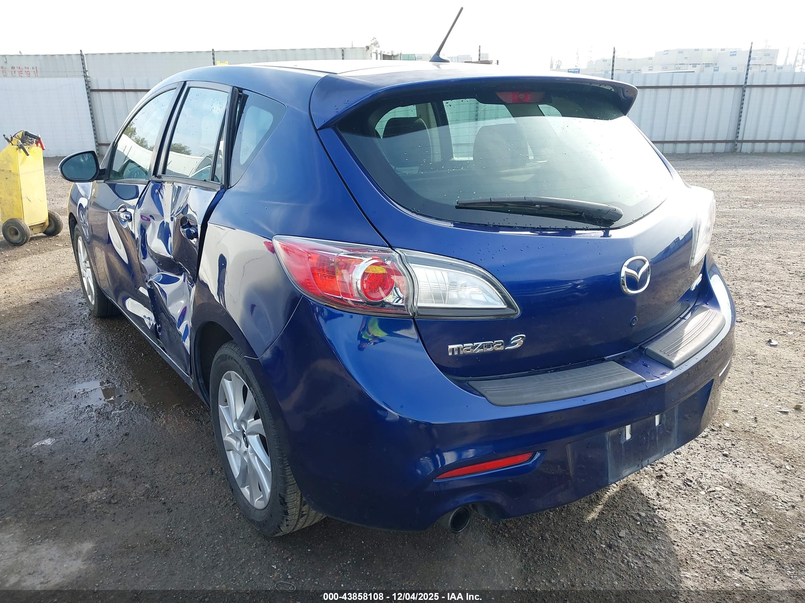 MAZDA MAZDA3 image 3