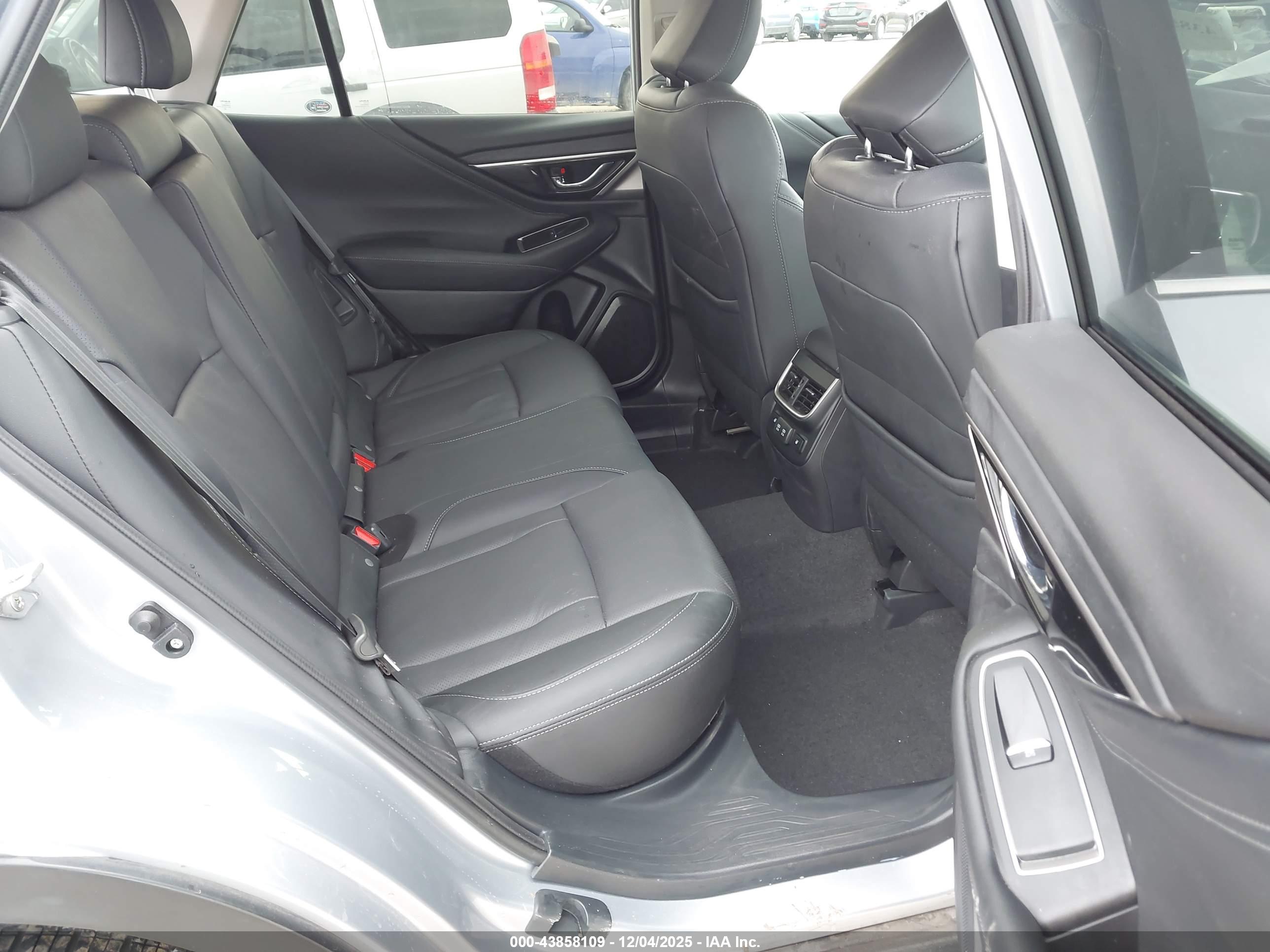 SUBARU OUTBACK image 8