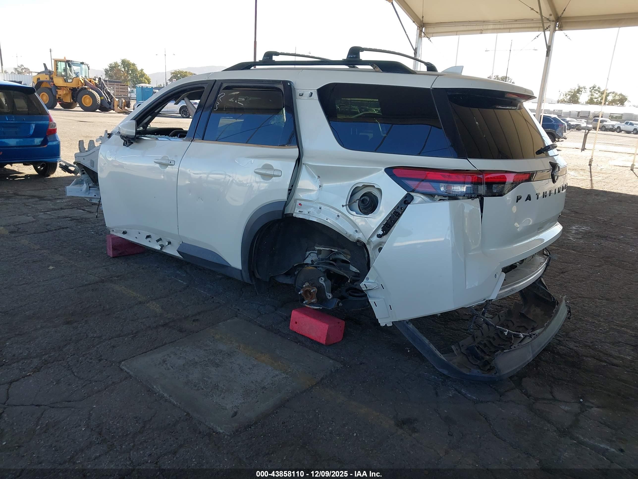 NISSAN PATHFINDER image 3