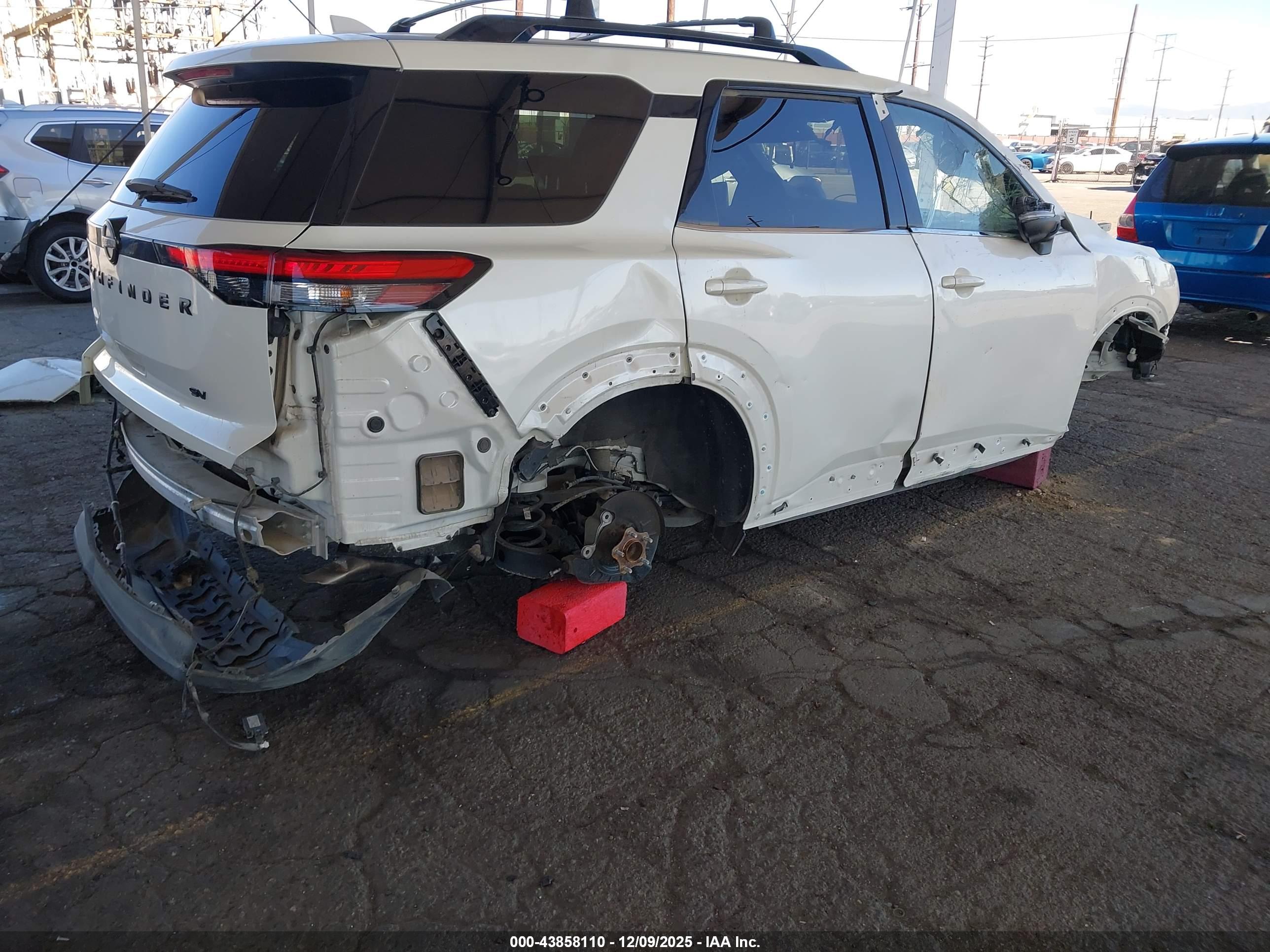 NISSAN PATHFINDER image 4