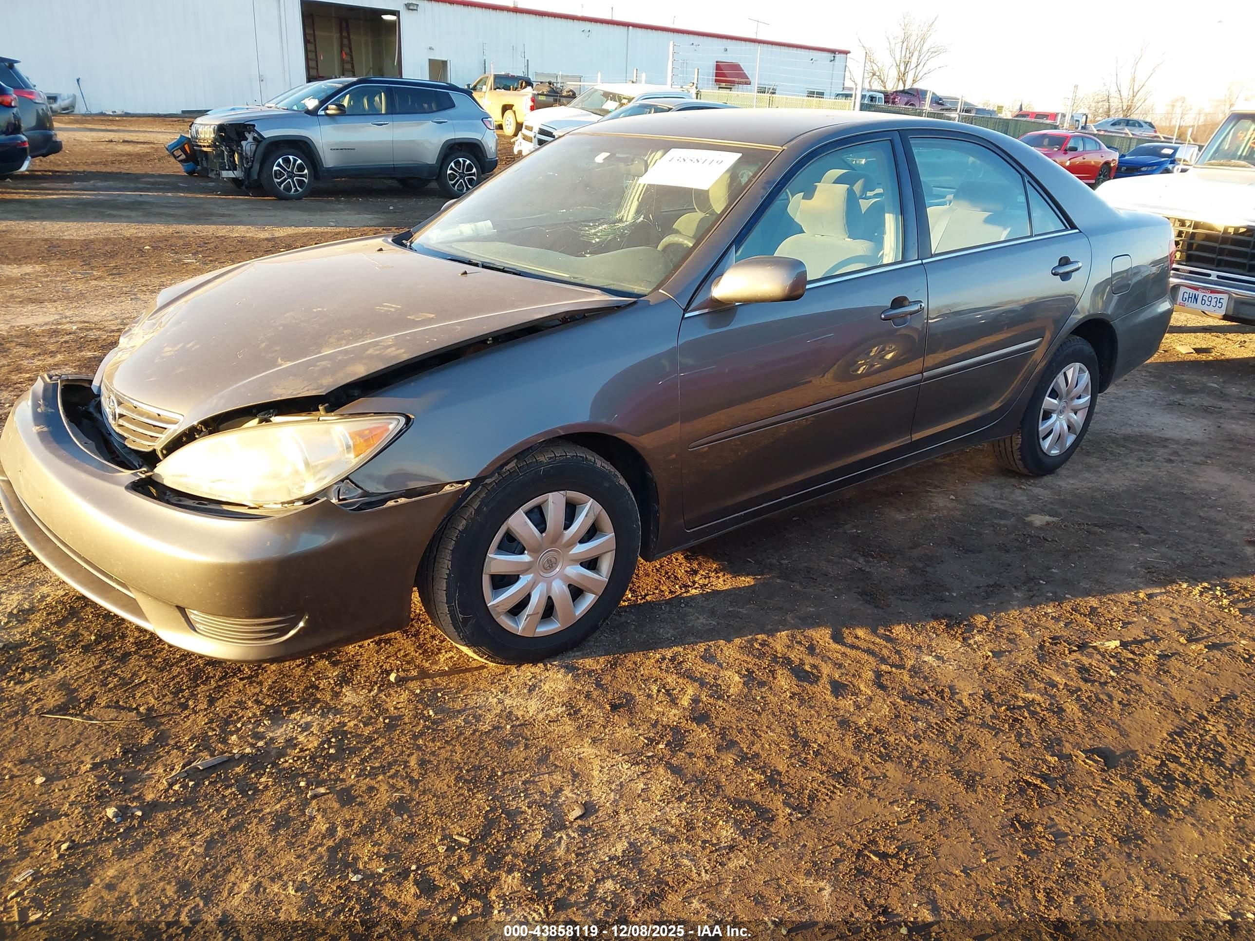 TOYOTA CAMRY image 2