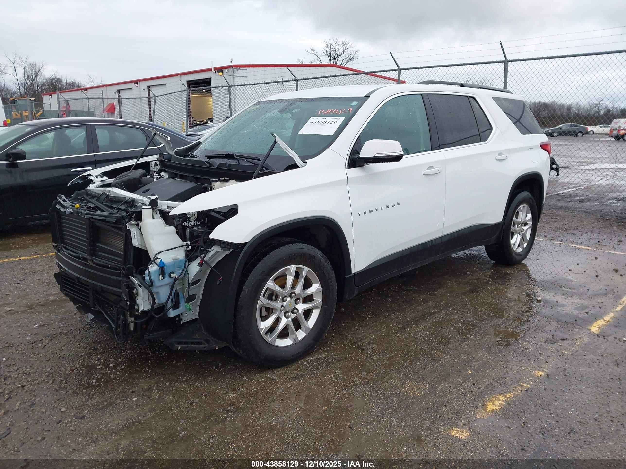 CHEVROLET TRAVERSE image 2