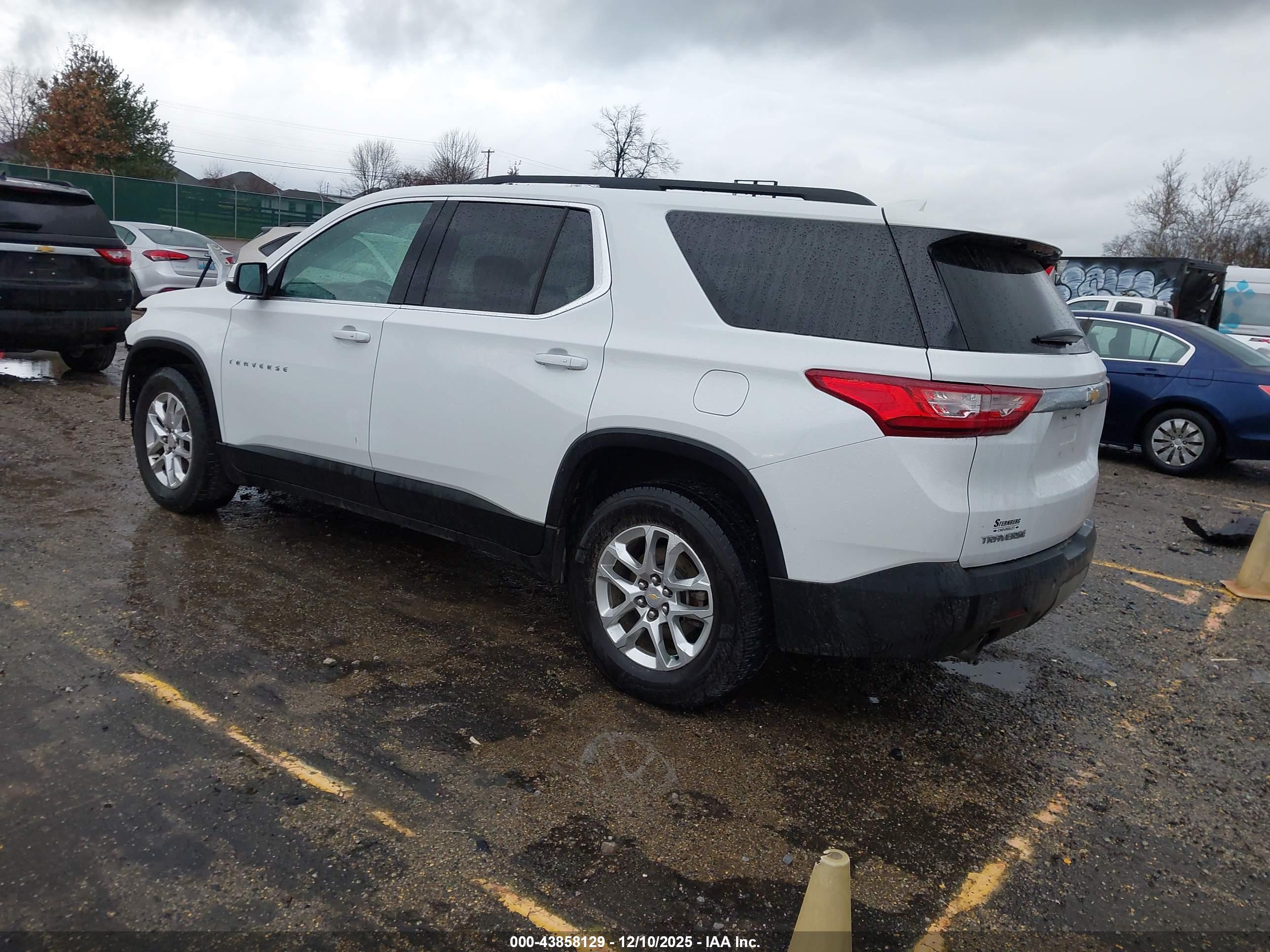 CHEVROLET TRAVERSE image 3