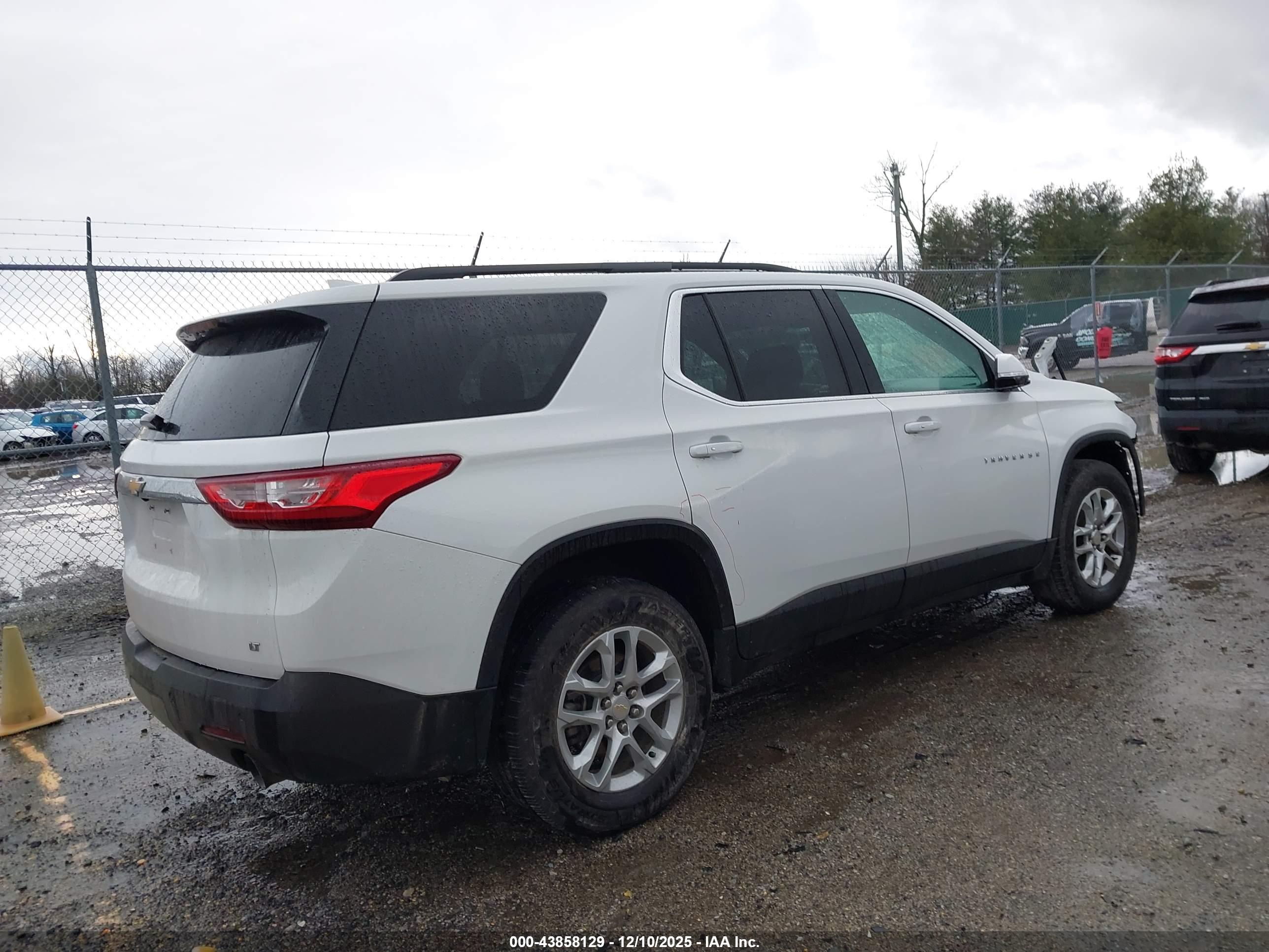 CHEVROLET TRAVERSE image 4