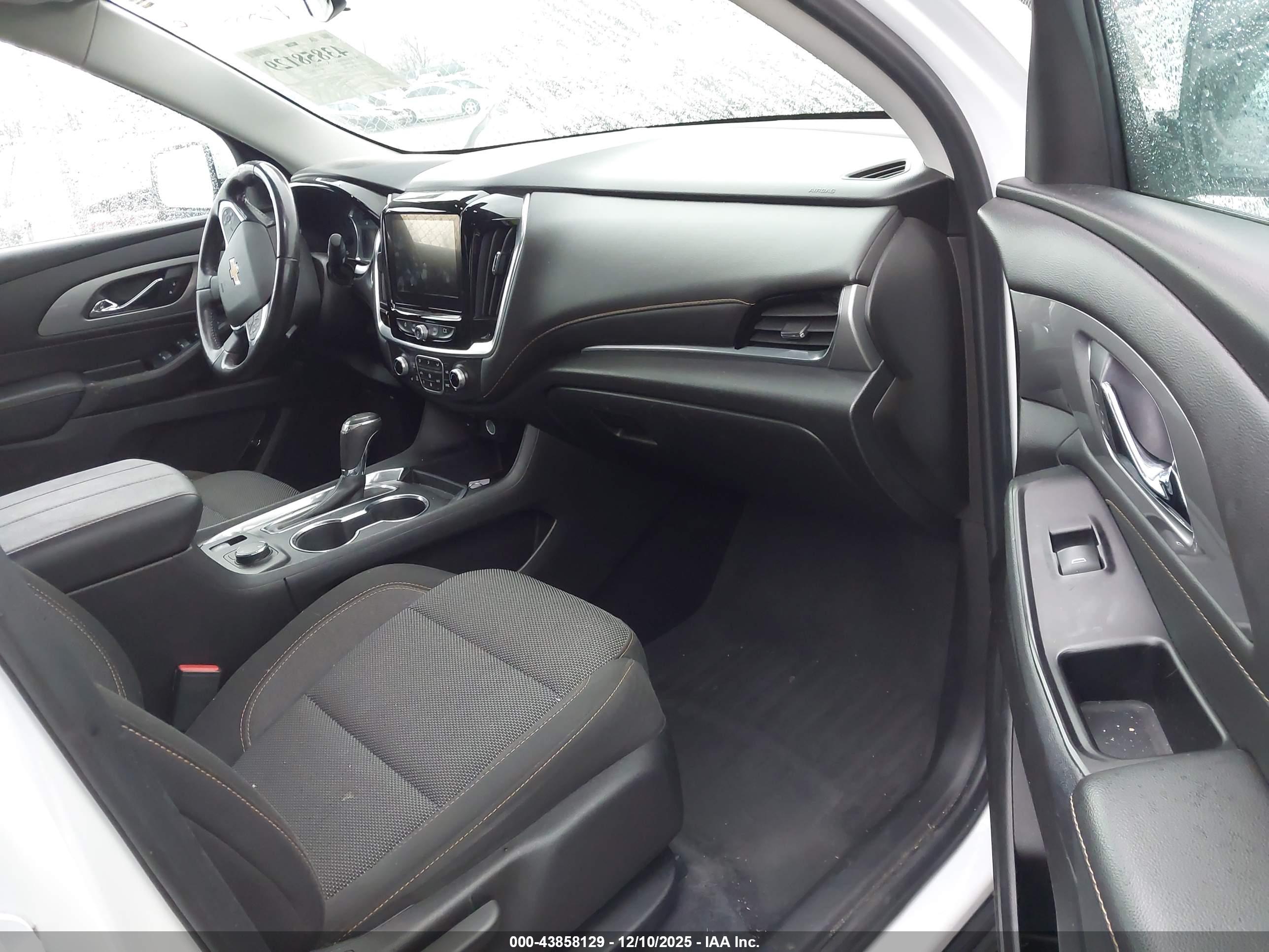 CHEVROLET TRAVERSE image 5
