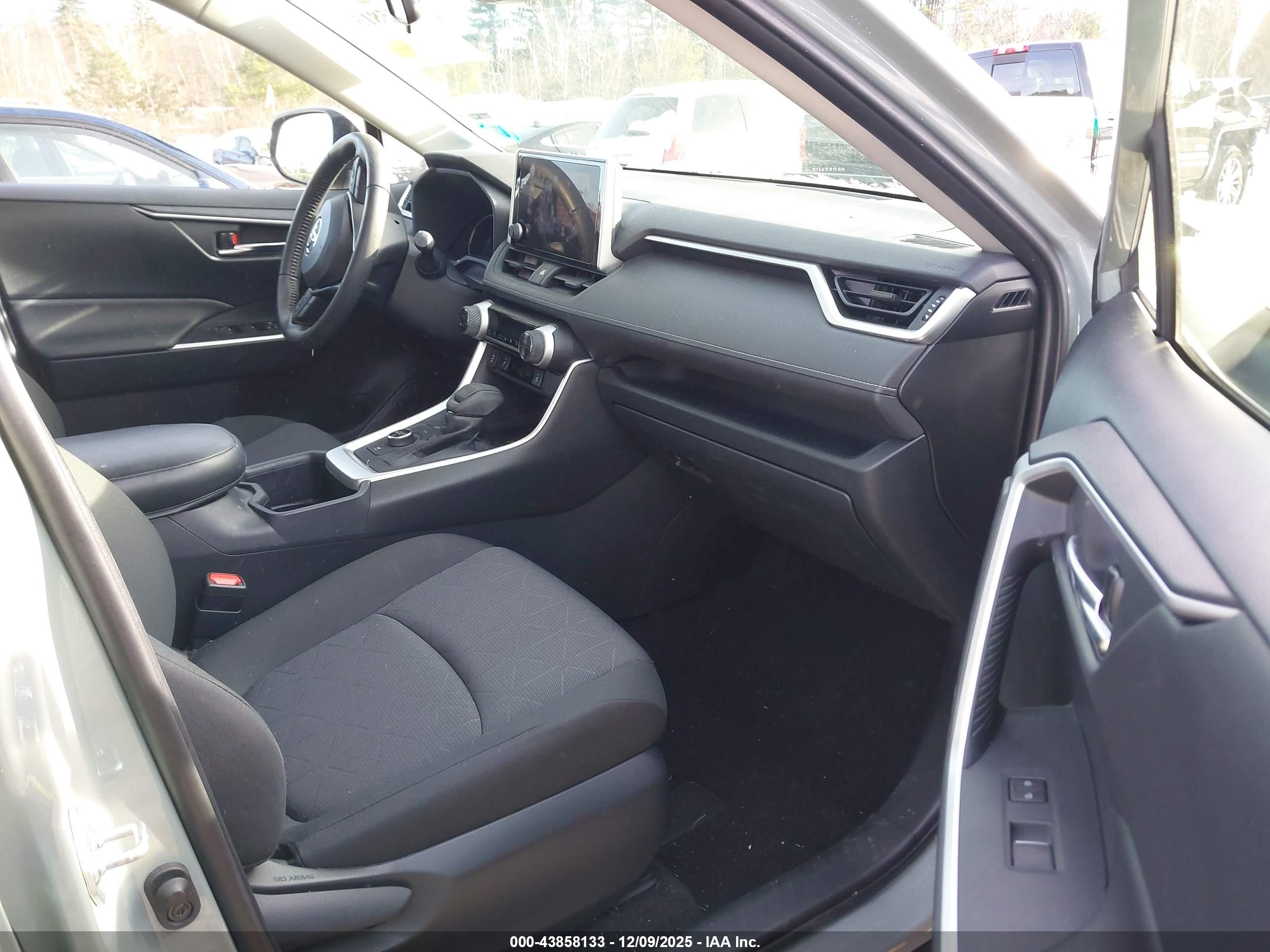 TOYOTA RAV4 image 5