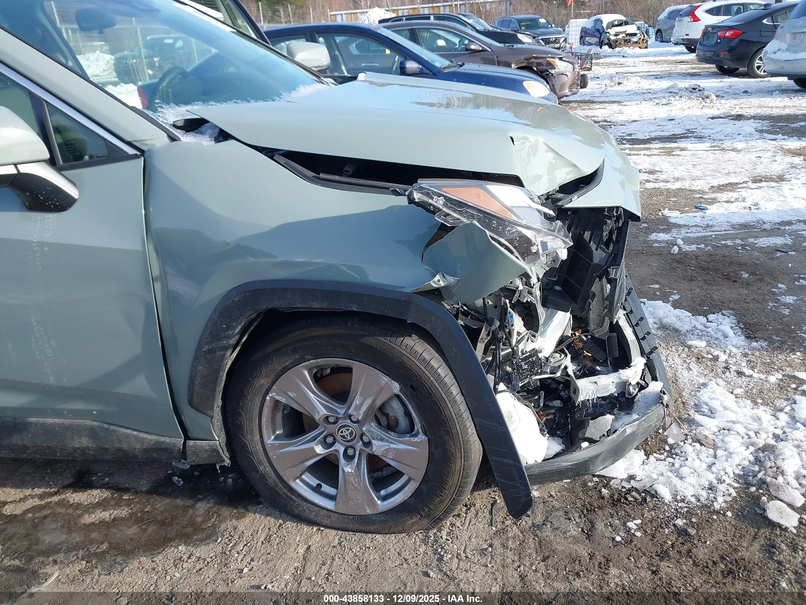 TOYOTA RAV4 image 6