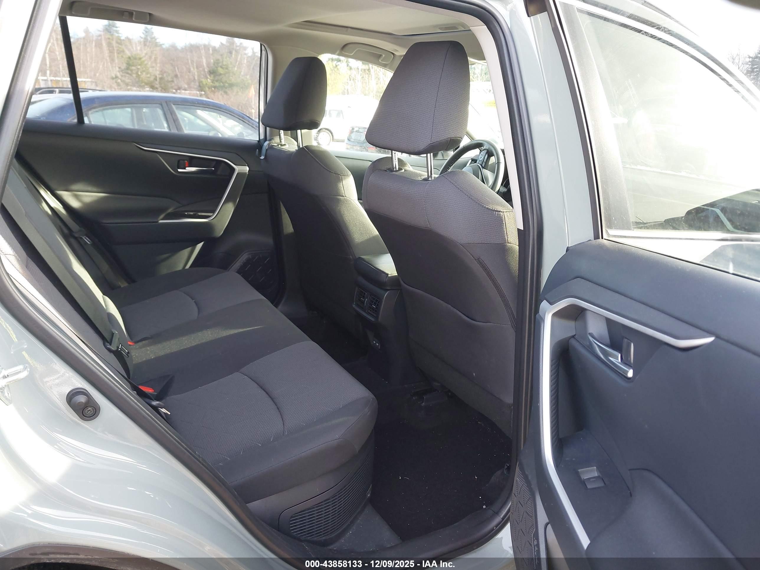 TOYOTA RAV4 image 8