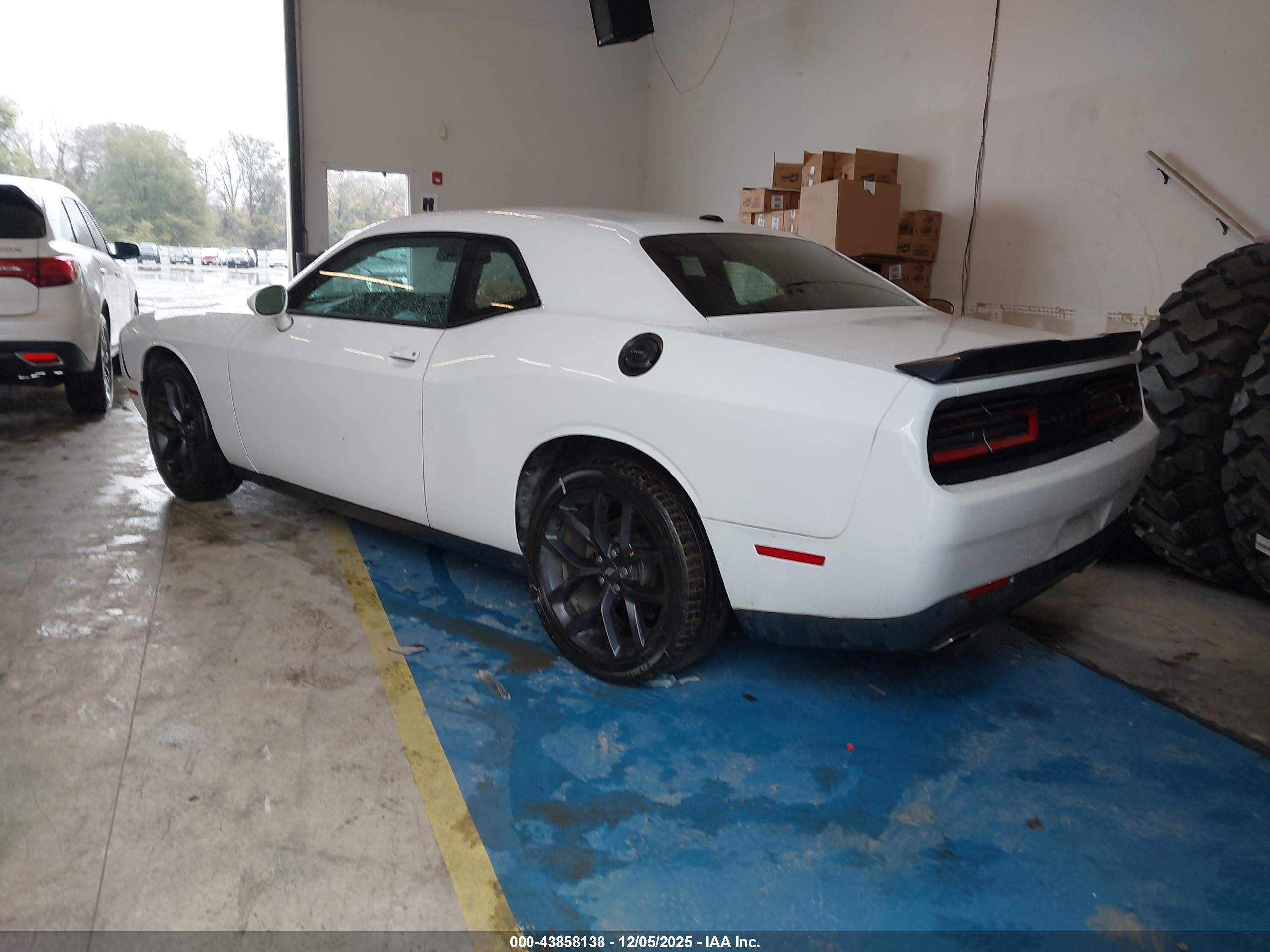 DODGE CHALLENGER image 3