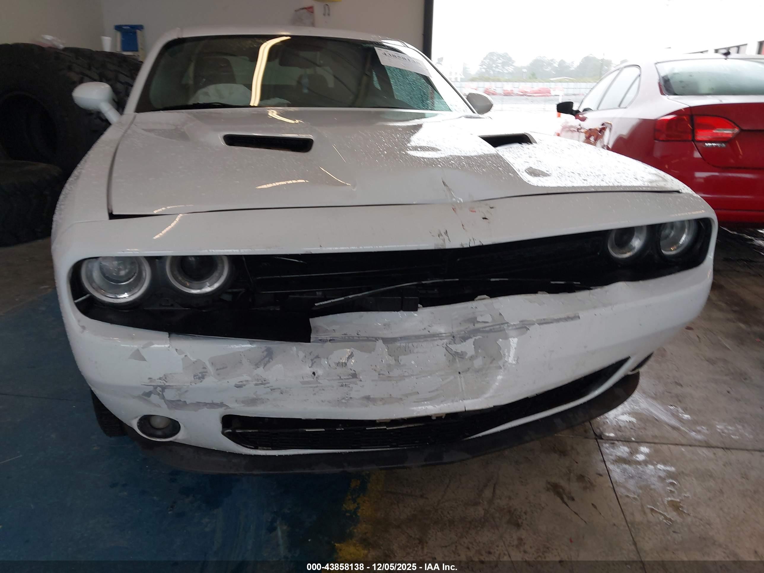 DODGE CHALLENGER image 6