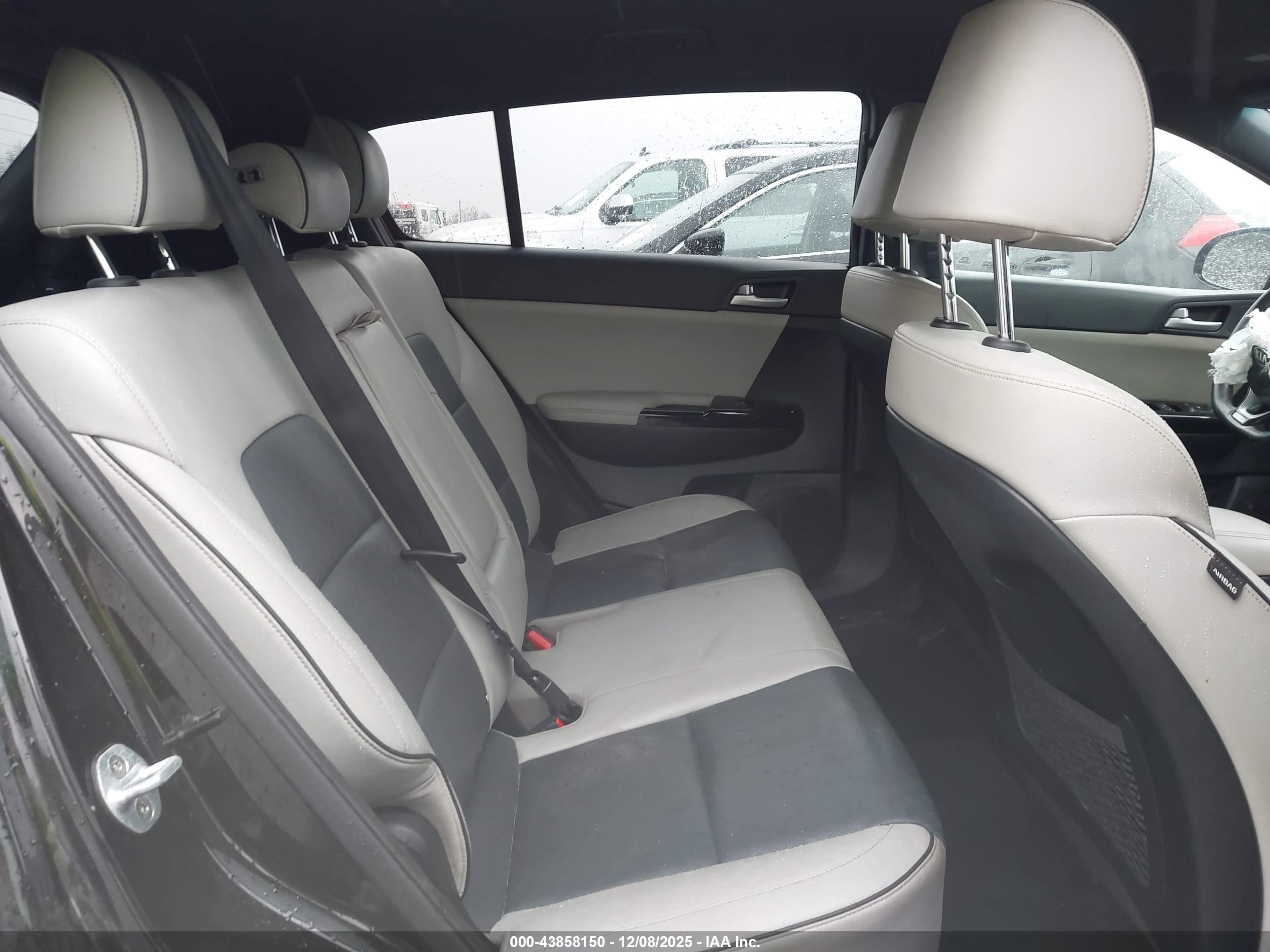 KIA SPORTAGE image 8