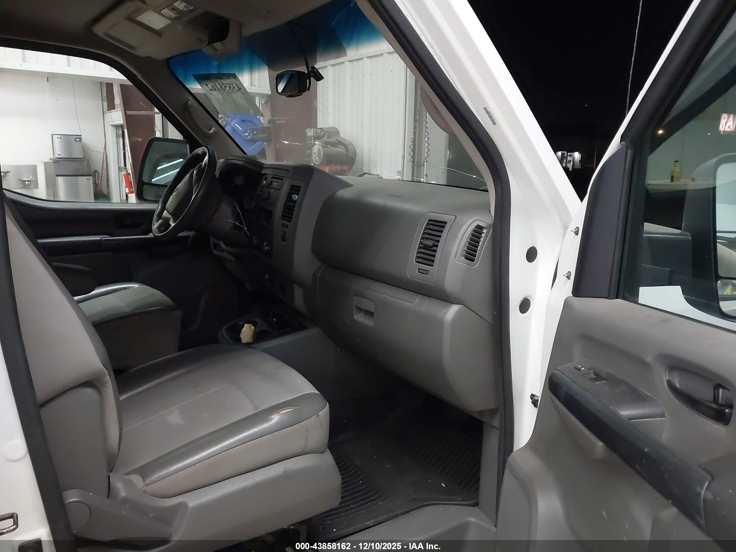 NISSAN NV image 5