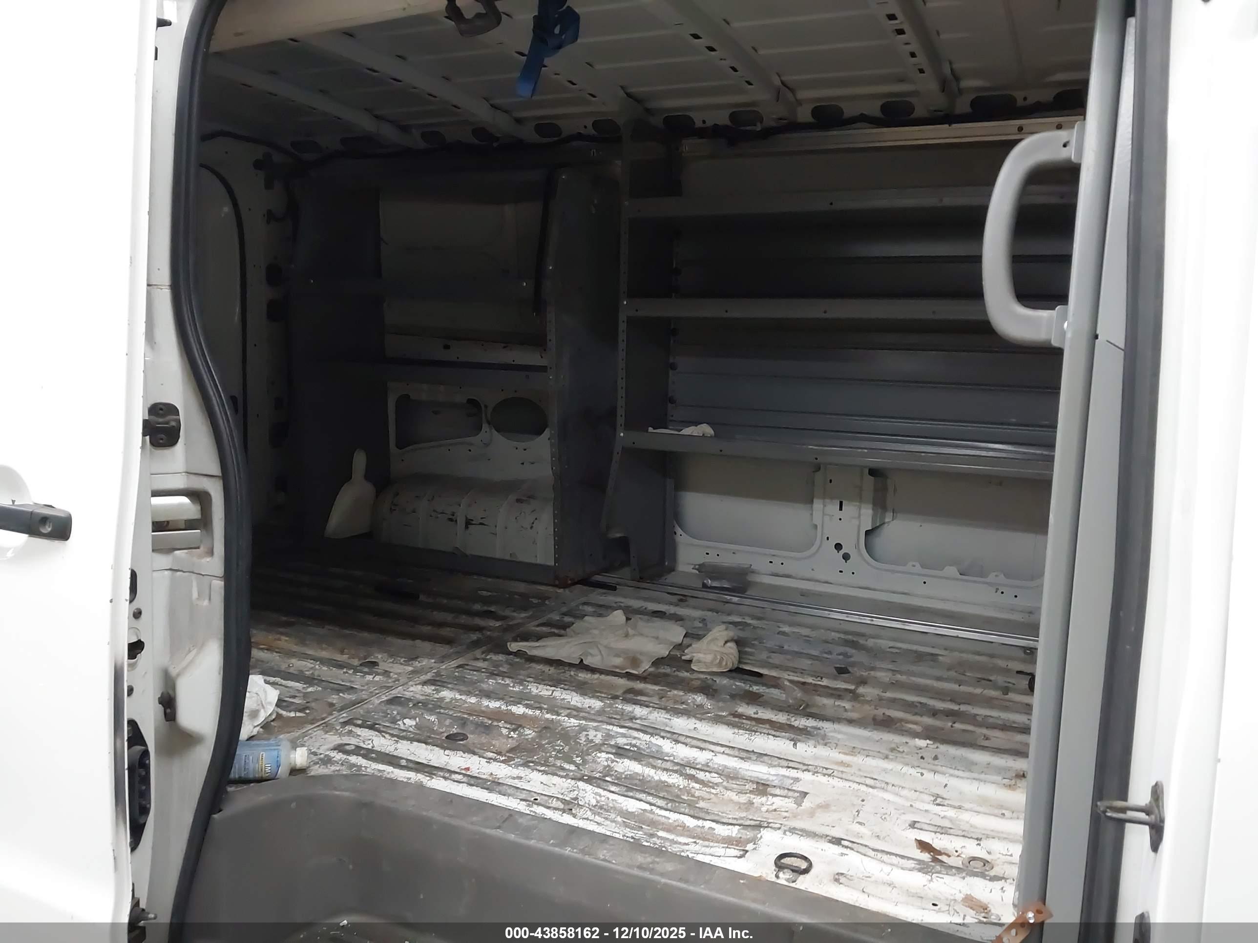 NISSAN NV image 8