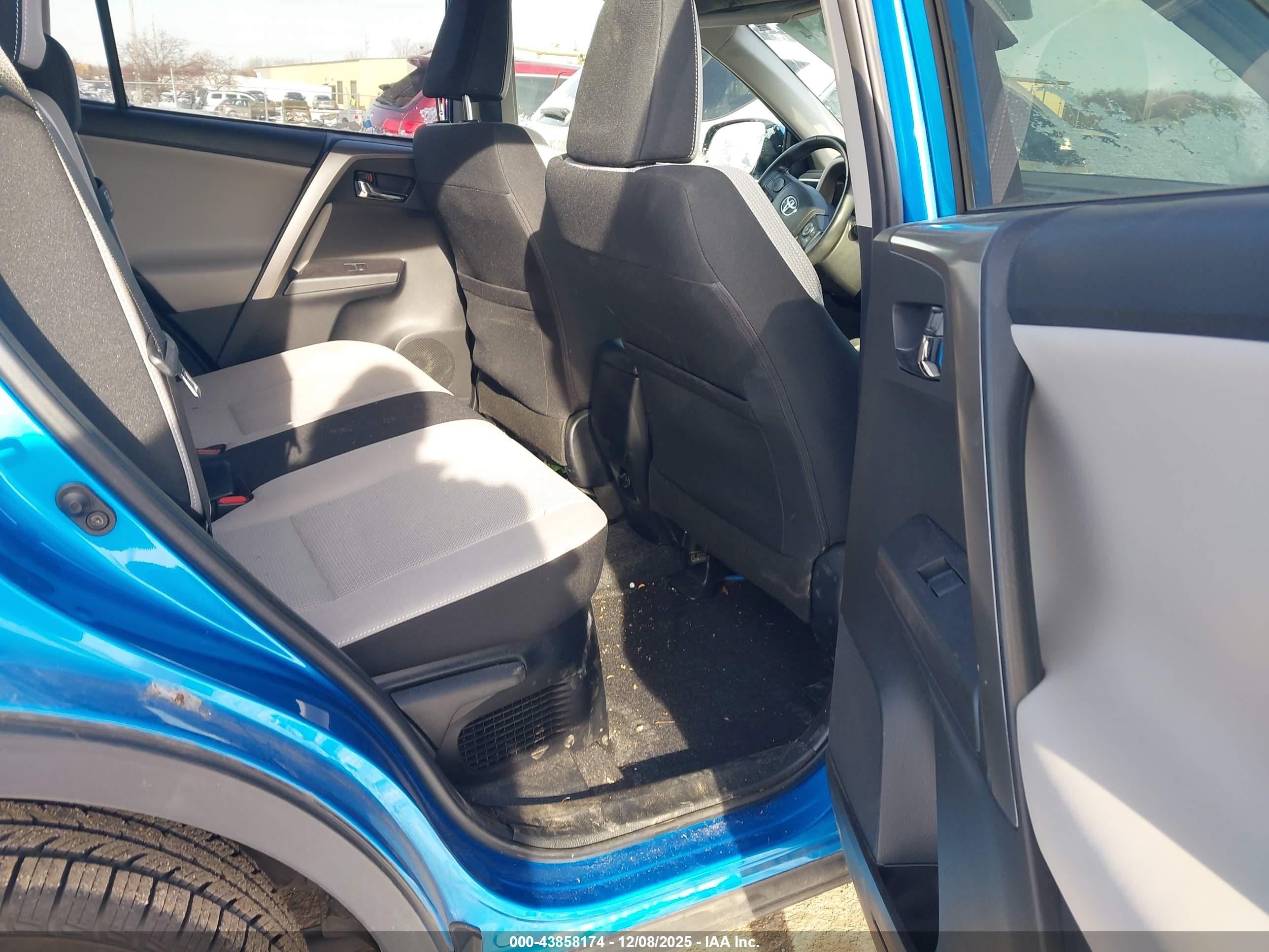 TOYOTA RAV4 image 8