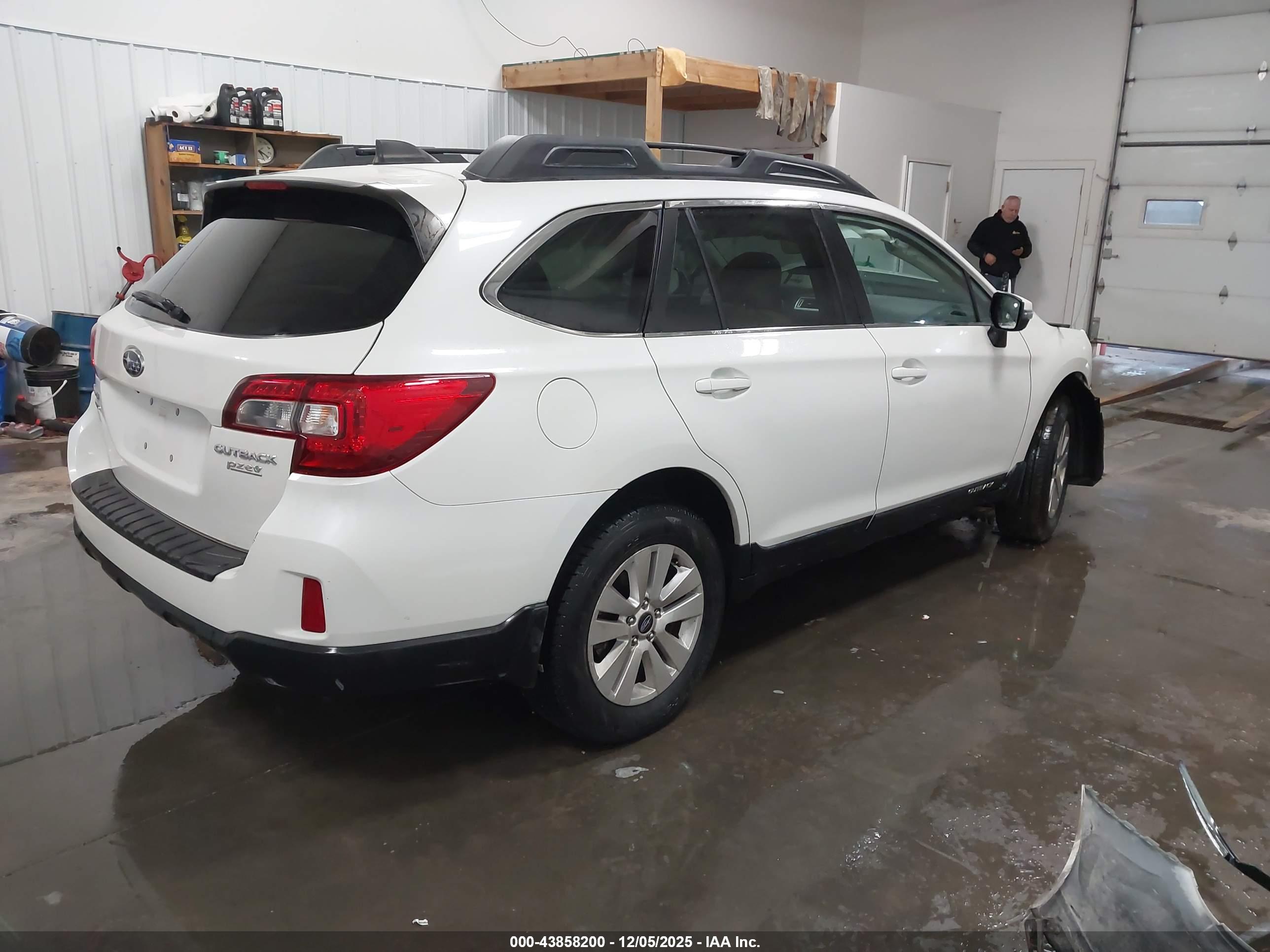 SUBARU OUTBACK image 4