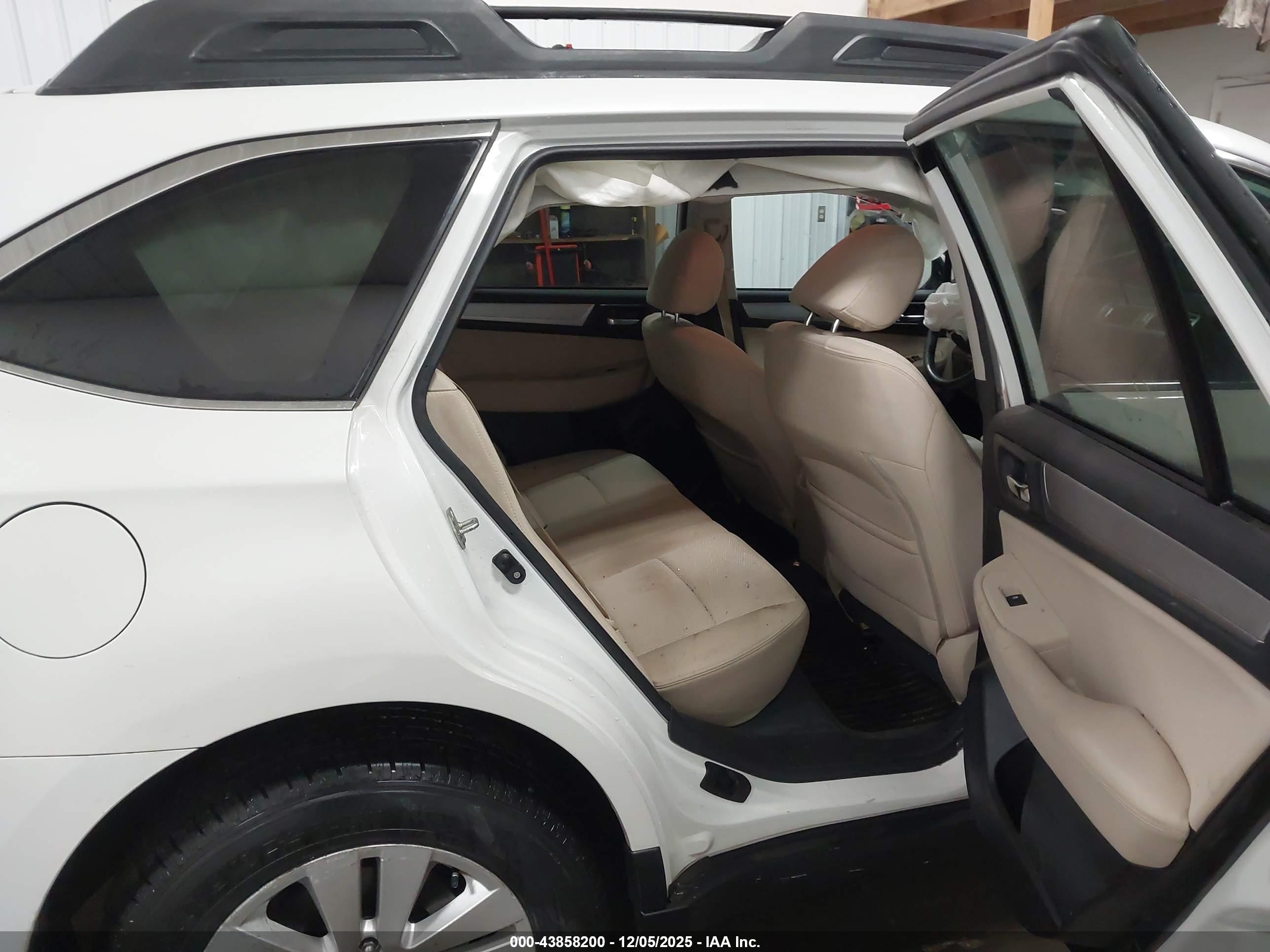 SUBARU OUTBACK image 8
