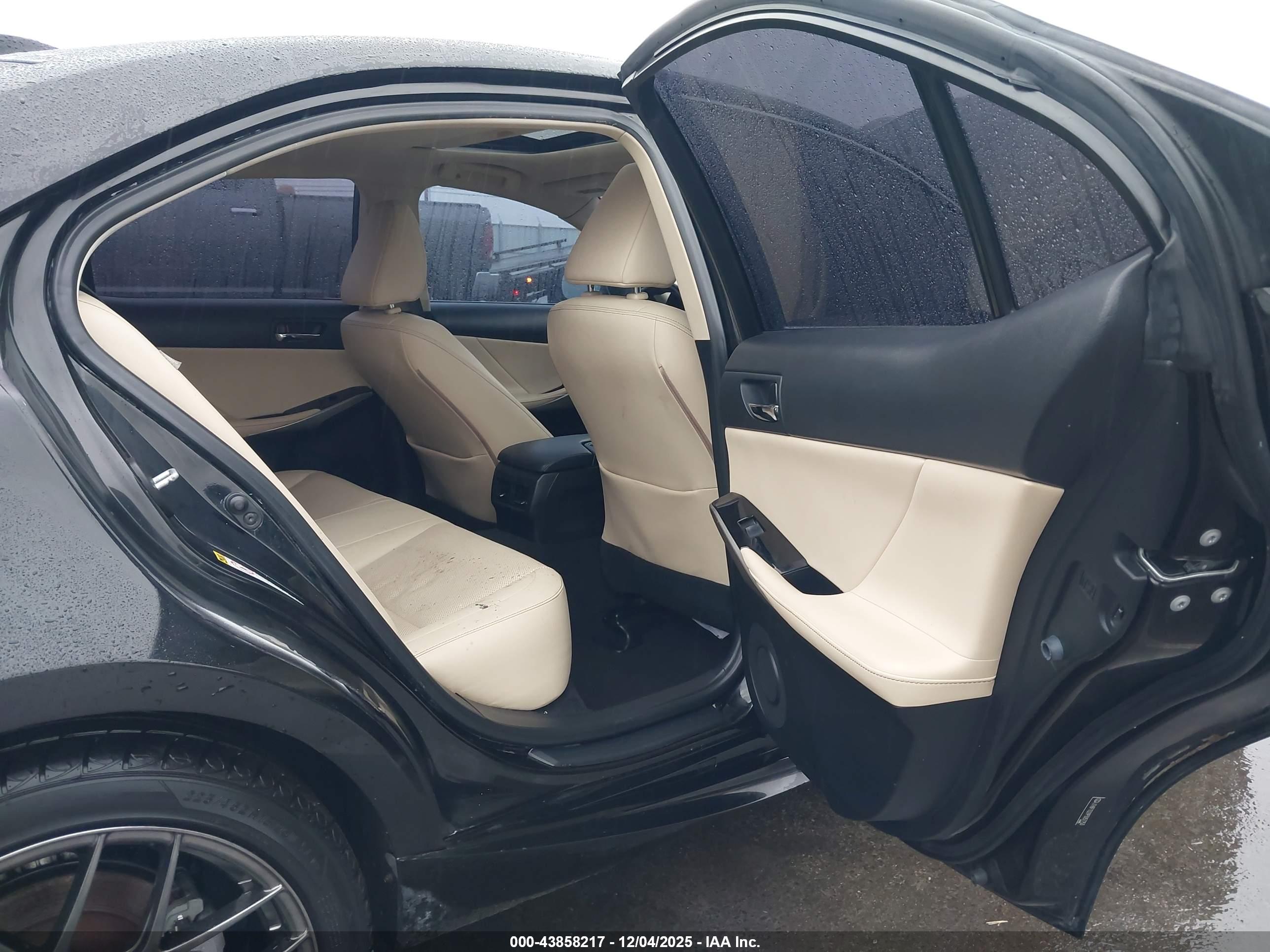 LEXUS IS image 8
