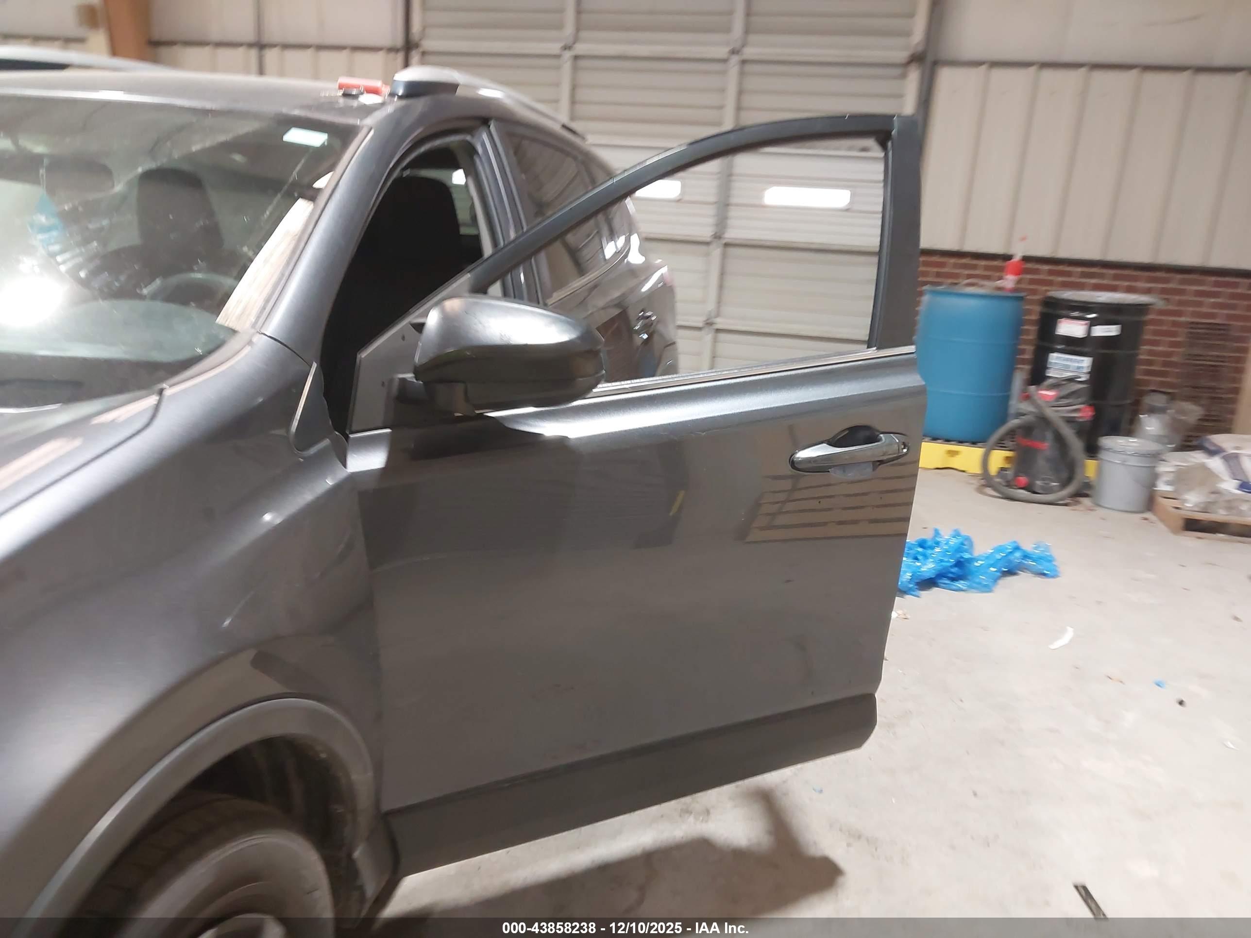 TOYOTA RAV4 image 6