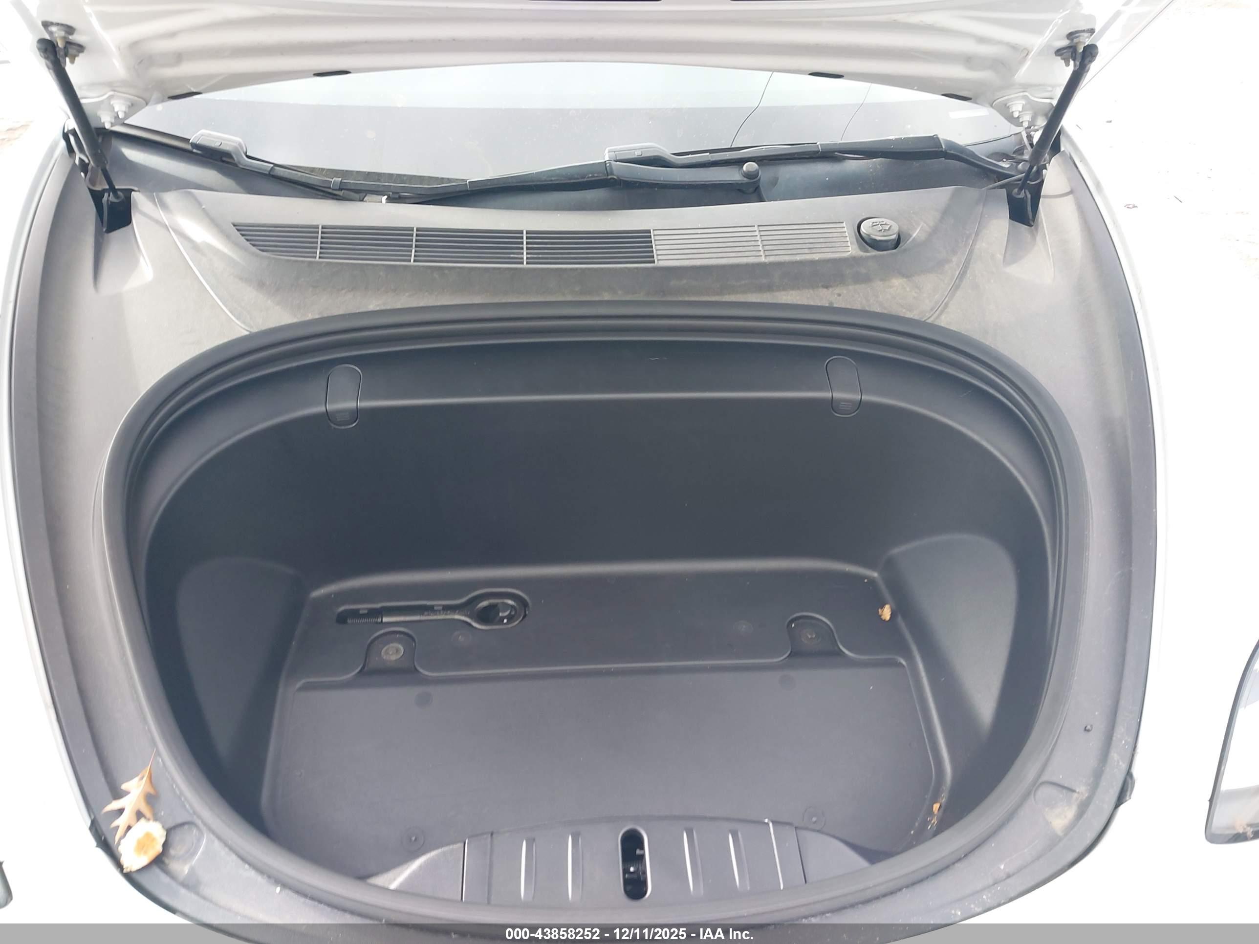 TESLA MODEL image 10